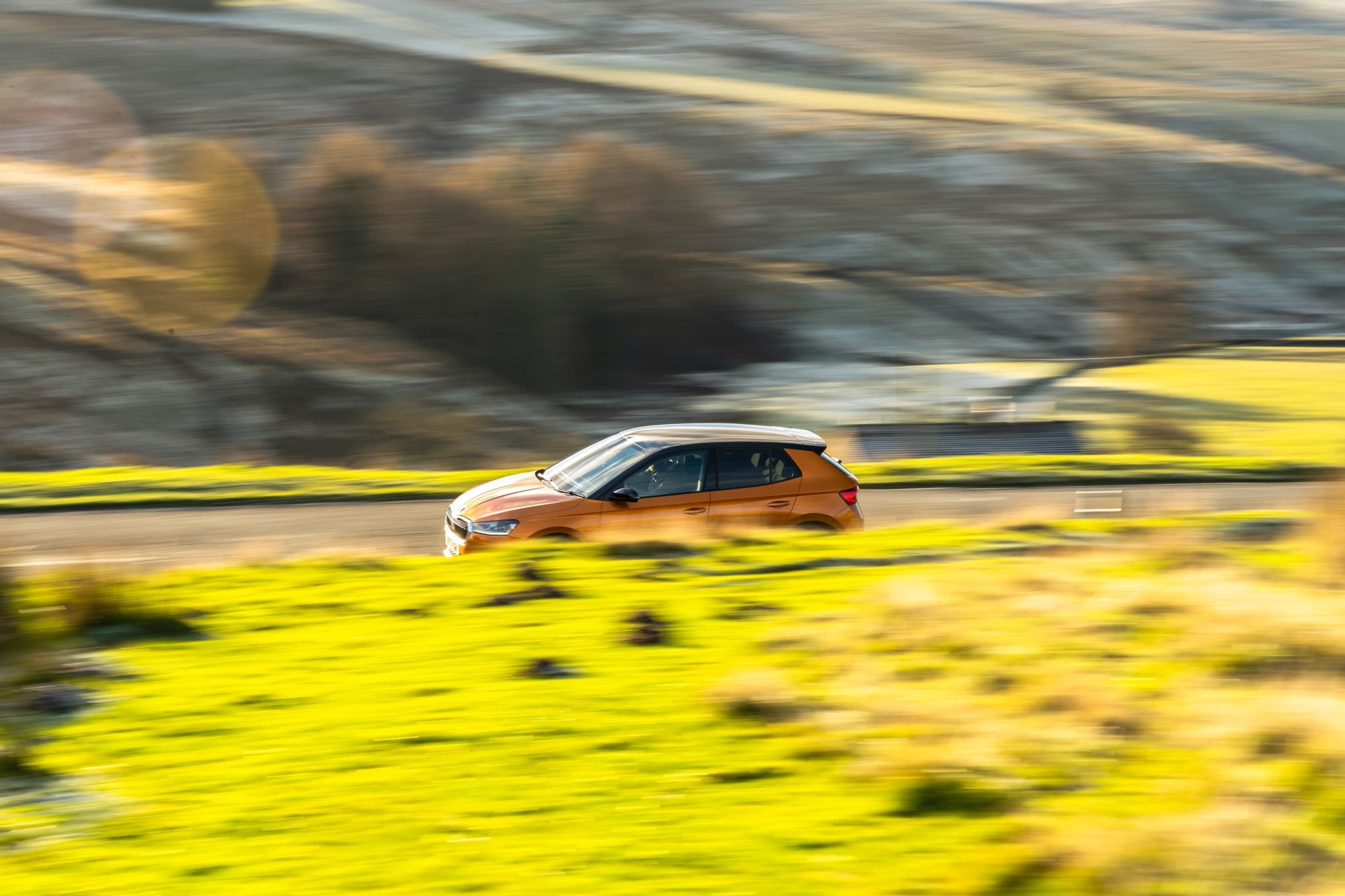 Frontal del Skoda Fabia en un paisaje rural, mostrando su estilo y robustez.