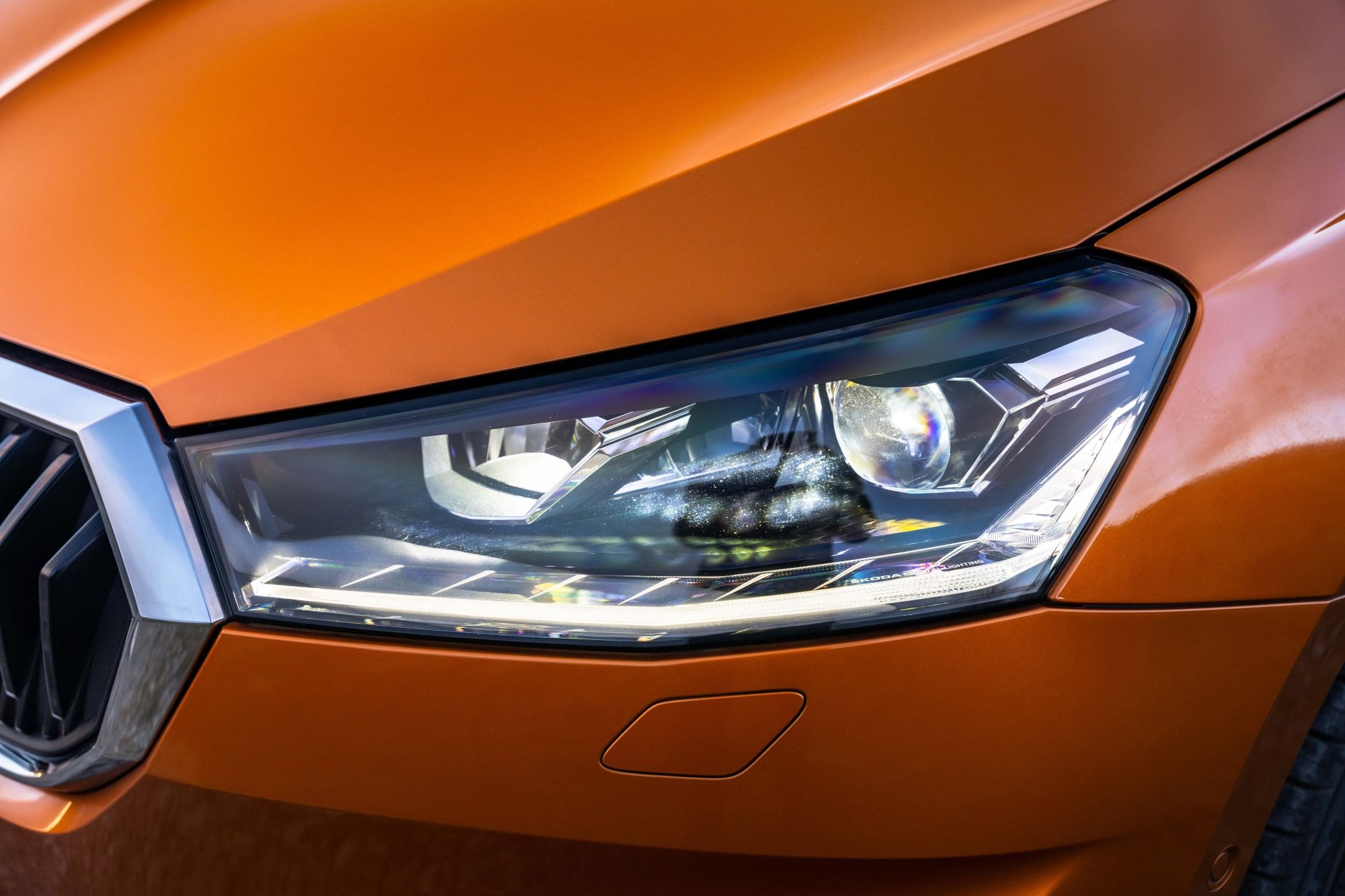 Primer plano del faro del Skoda Fabia, destaca su tecnología LED y diseño distintivo.