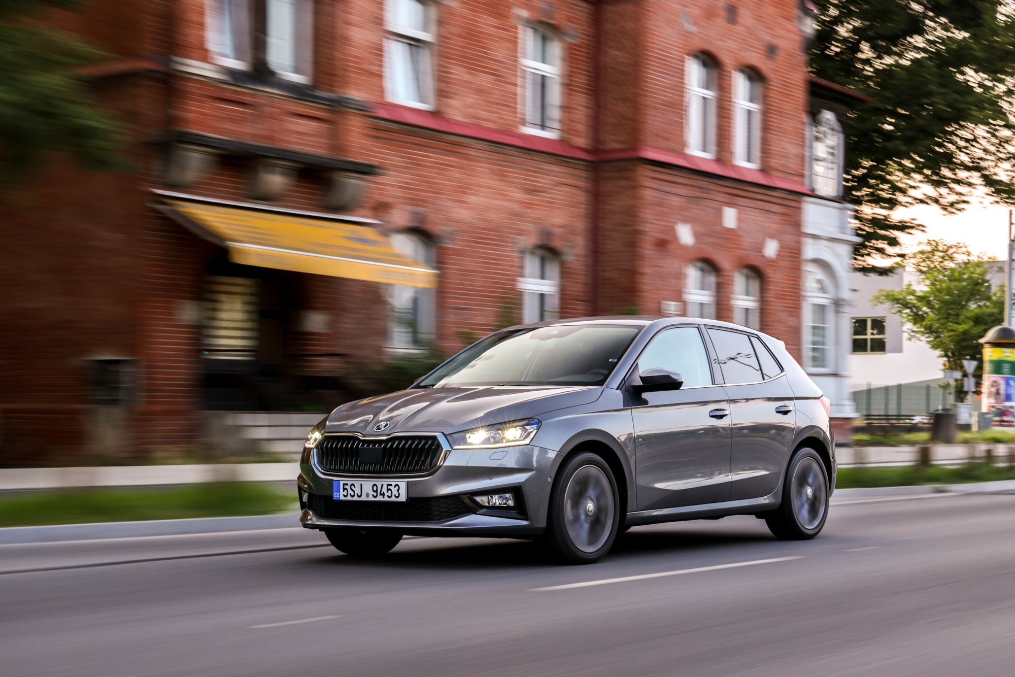 Vista lateral y frontal del Skoda Fabia, elegante y moderno.