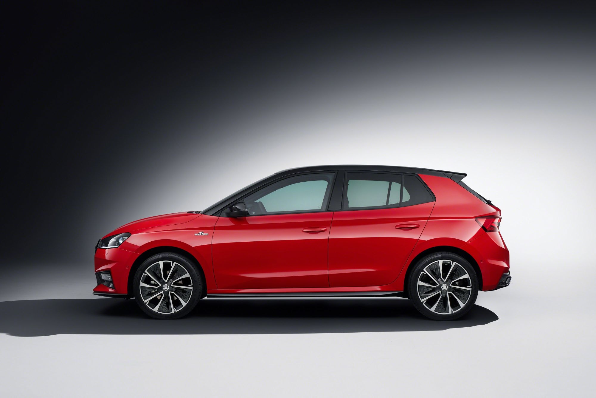 Skoda Fabia en entorno urbano, ideal para la ciudad.