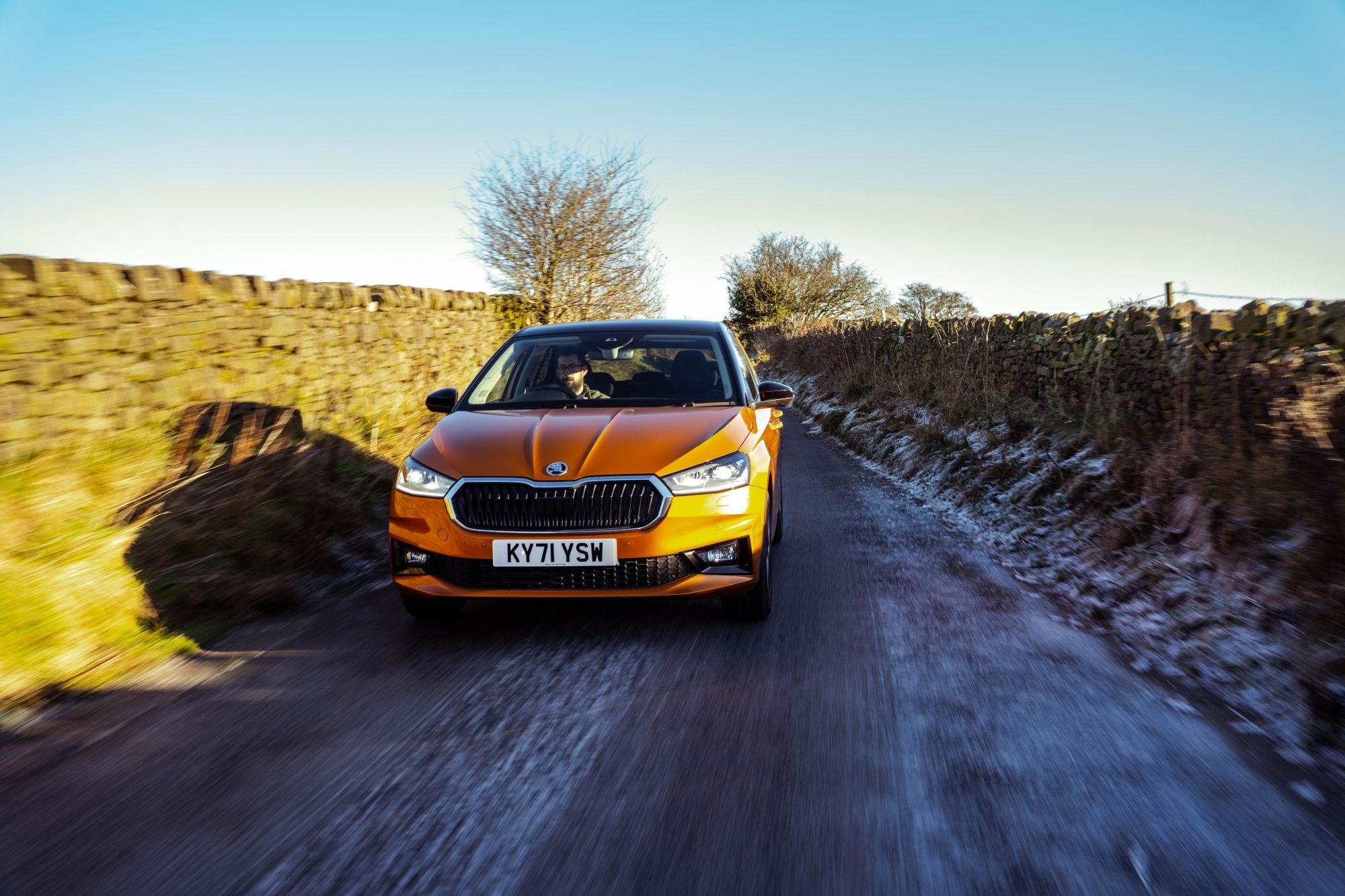 El Skoda Fabia recorriendo un camino en un entorno natural, mostrando su versatilidad.