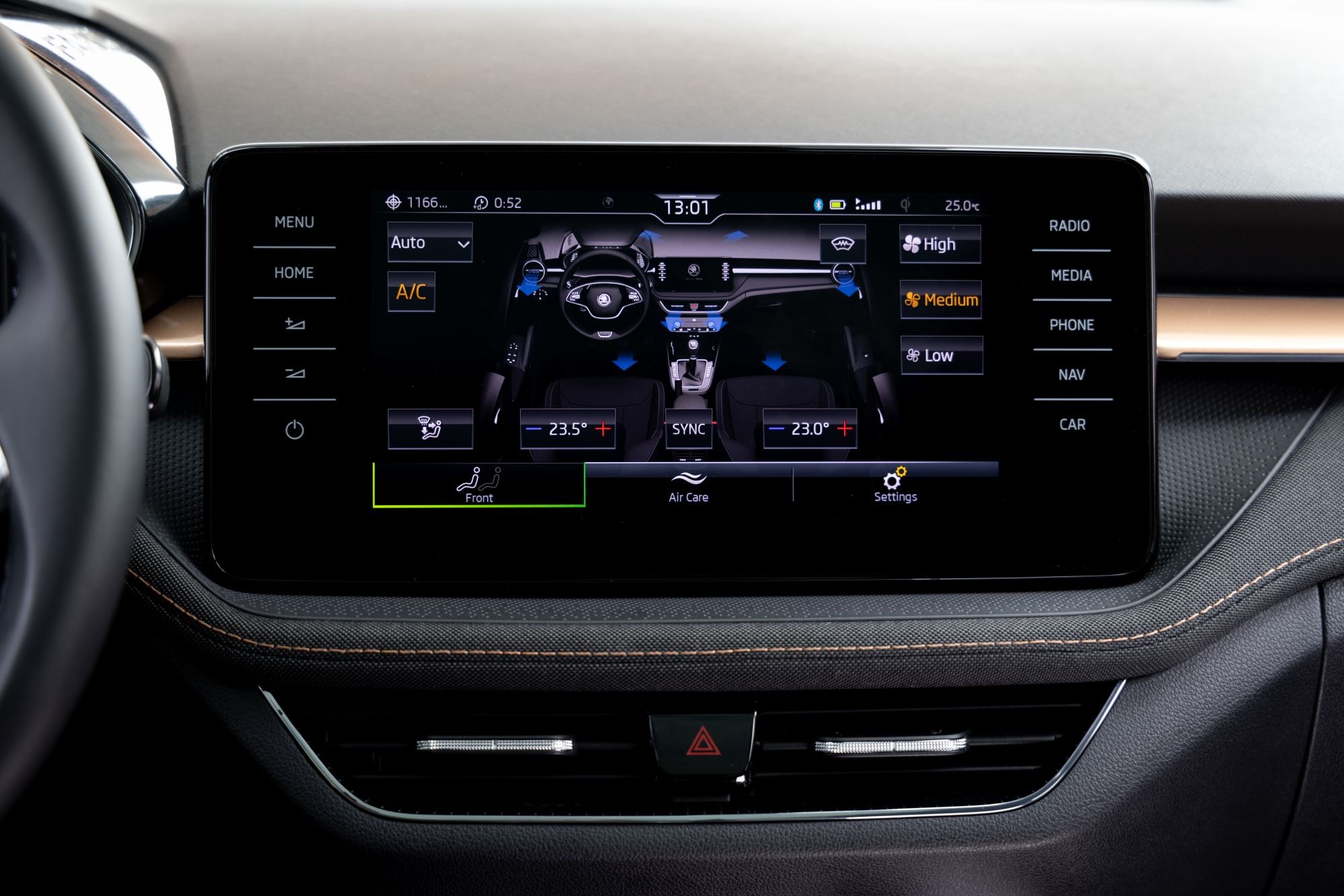 Vista lateral y frontal del Skoda Fabia, destacando su diseño dinámico.