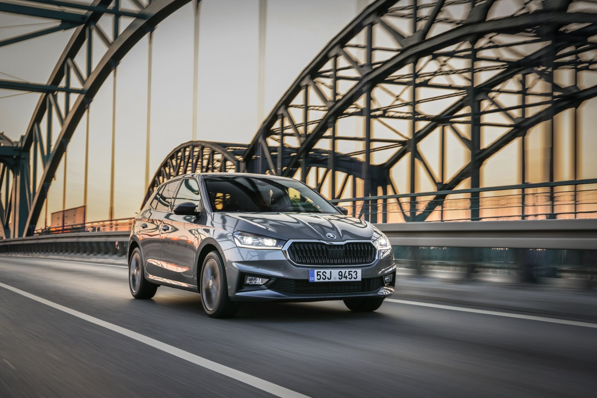 Pantalla multimedia con interfaz intuitiva y conectividad.