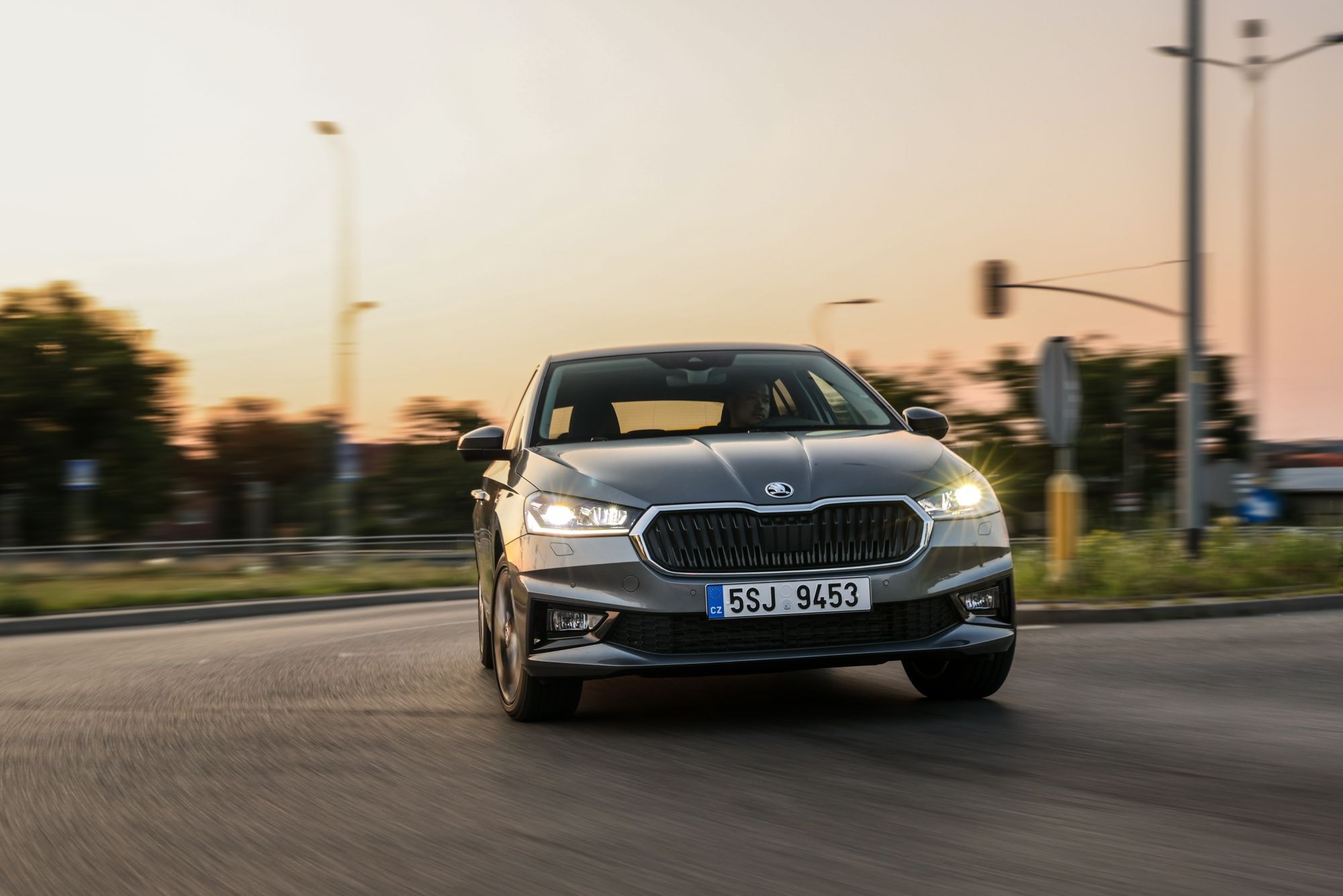 Diseño funcional del espacio central con carga inalámbrica.