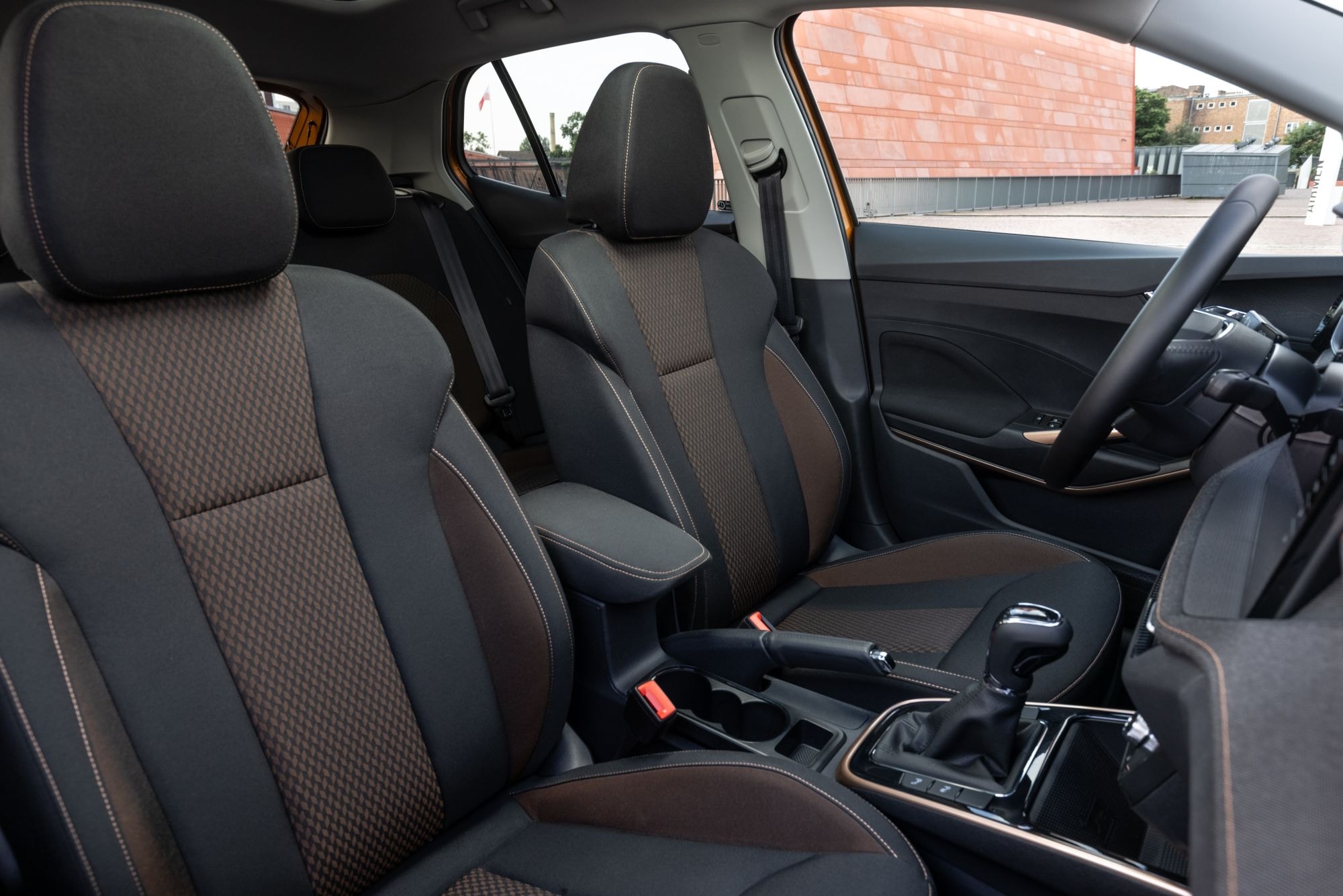 Vista interior del Skoda Fabia, mostrando su diseño de asientos y espacio.