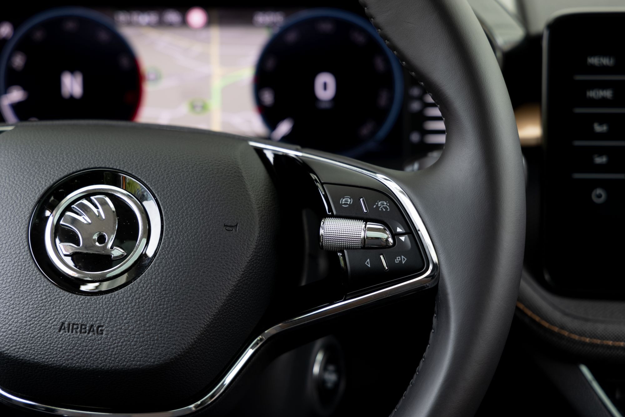 Interior del Skoda Fabia con asientos cómodos y diseño contemporáneo.