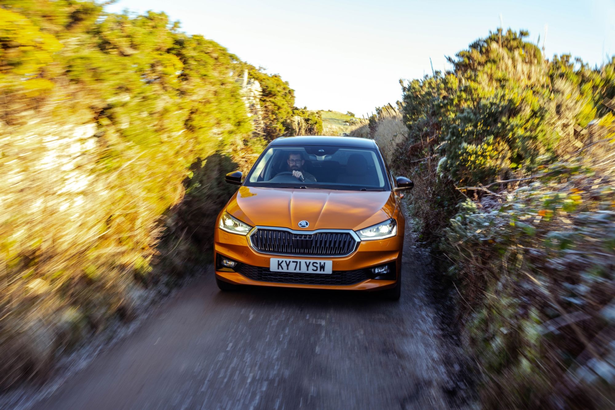 Primer plano del faro delantero, resaltando su tecnología avanzada y estética.