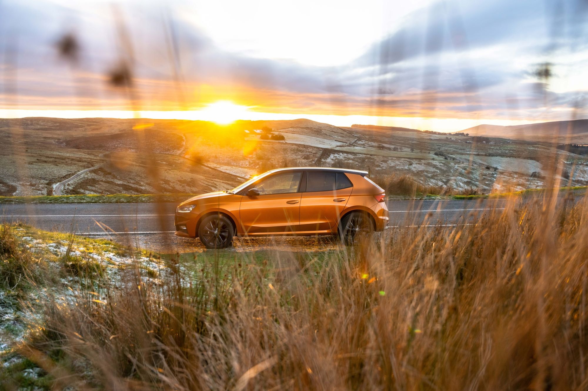El Skoda Fabia contra un bello atardecer, exhibiendo su elegante silueta.