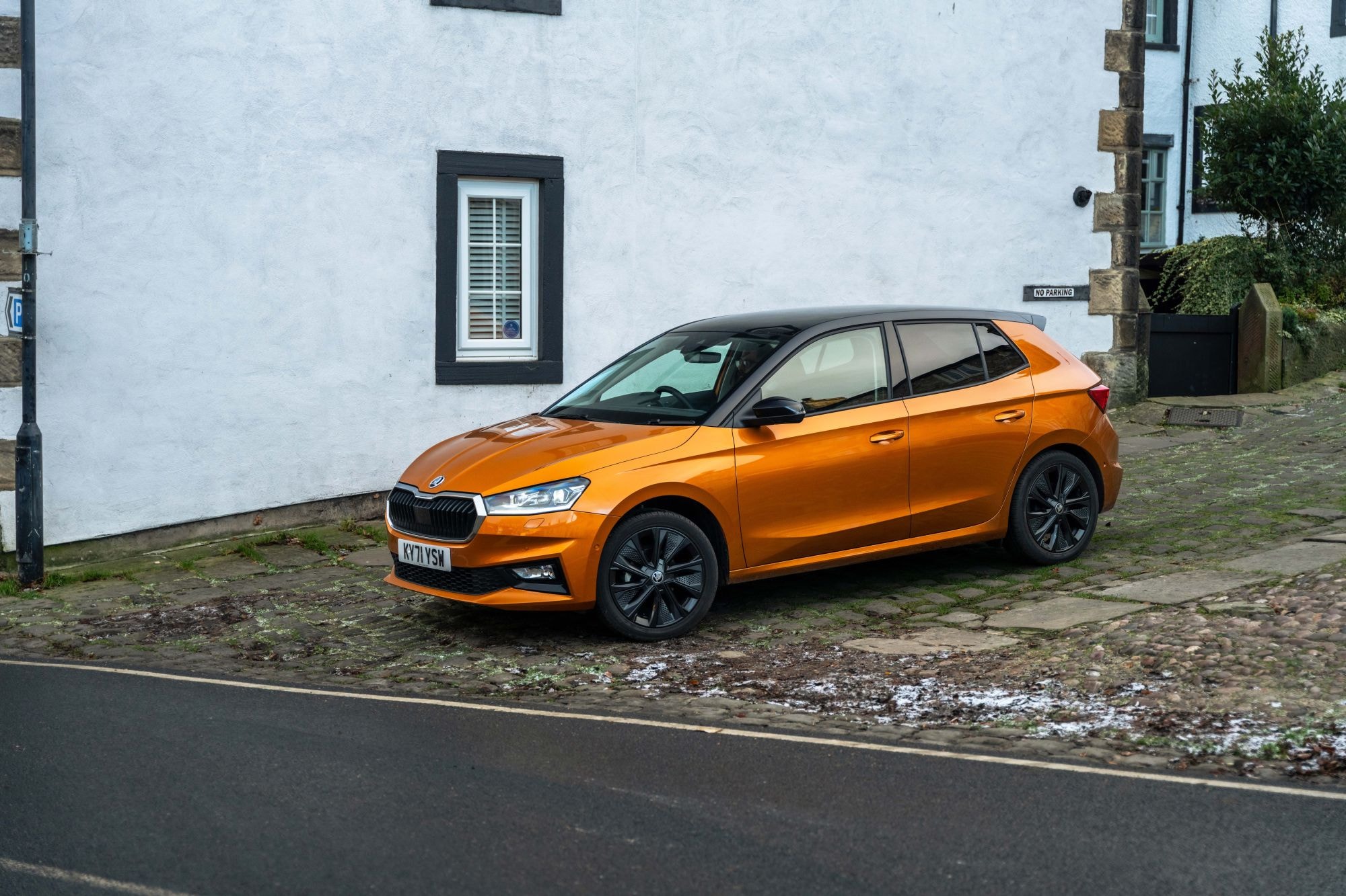 Frontal del Skoda Fabia, mostrando su parrilla distintiva y faros afilados.
