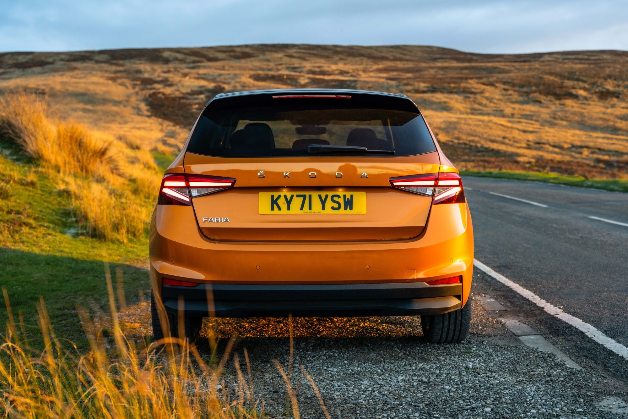 El Skoda Fabia muestra su perfil dinámico mientras circula por la carretera.