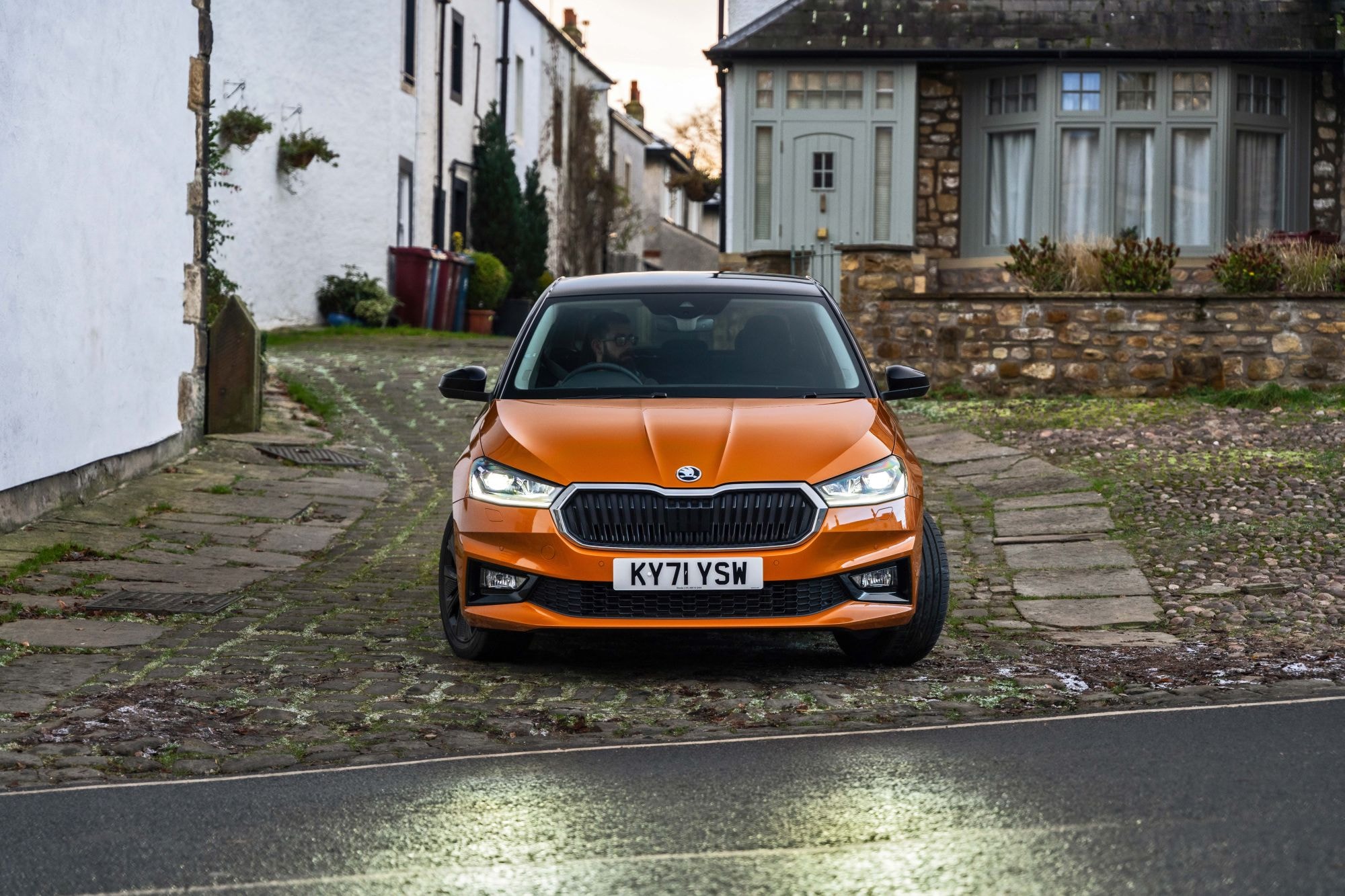 El Skoda Fabia aparcado, combina estilo y elegancia en su diseño urbano.