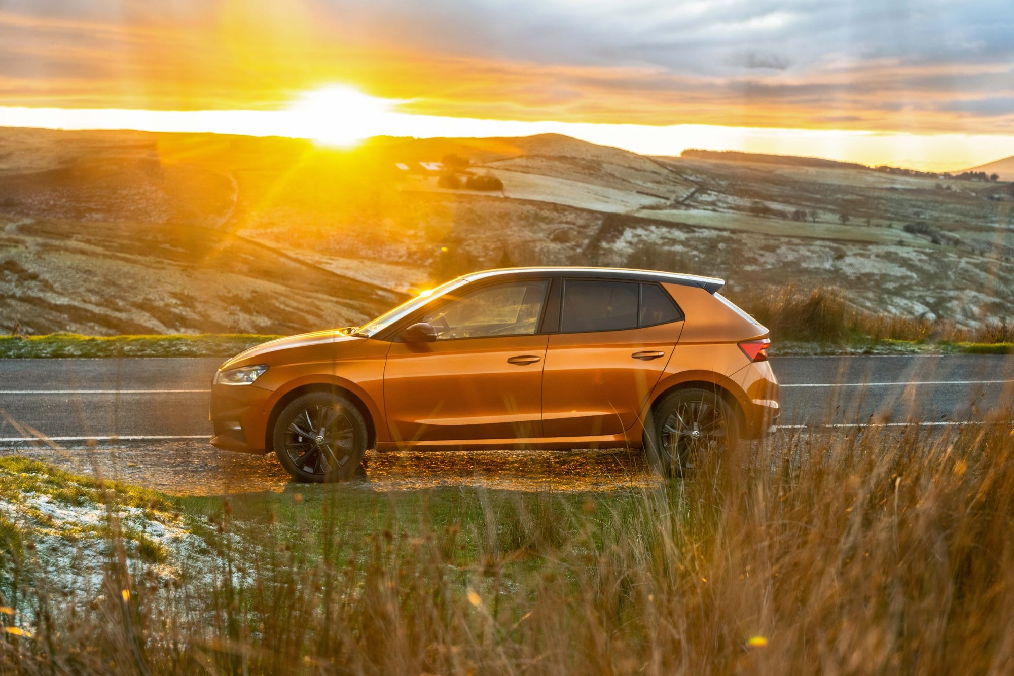 Vista trasera del Skoda Fabia, resaltando su diseño moderno y atractivo.