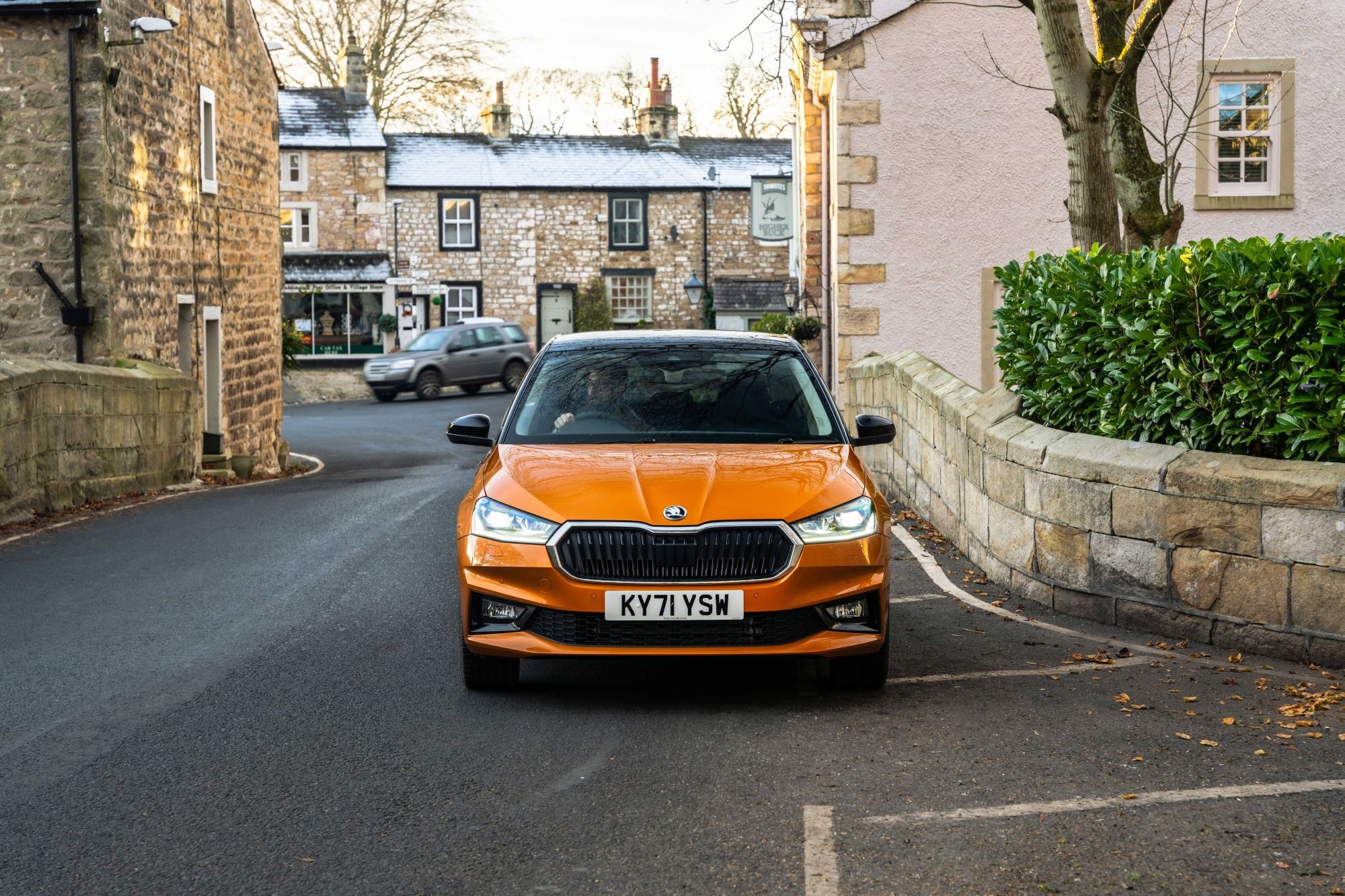 Vista lateral del Skoda Fabia en movimiento, capturando su dinamismo en la carretera.