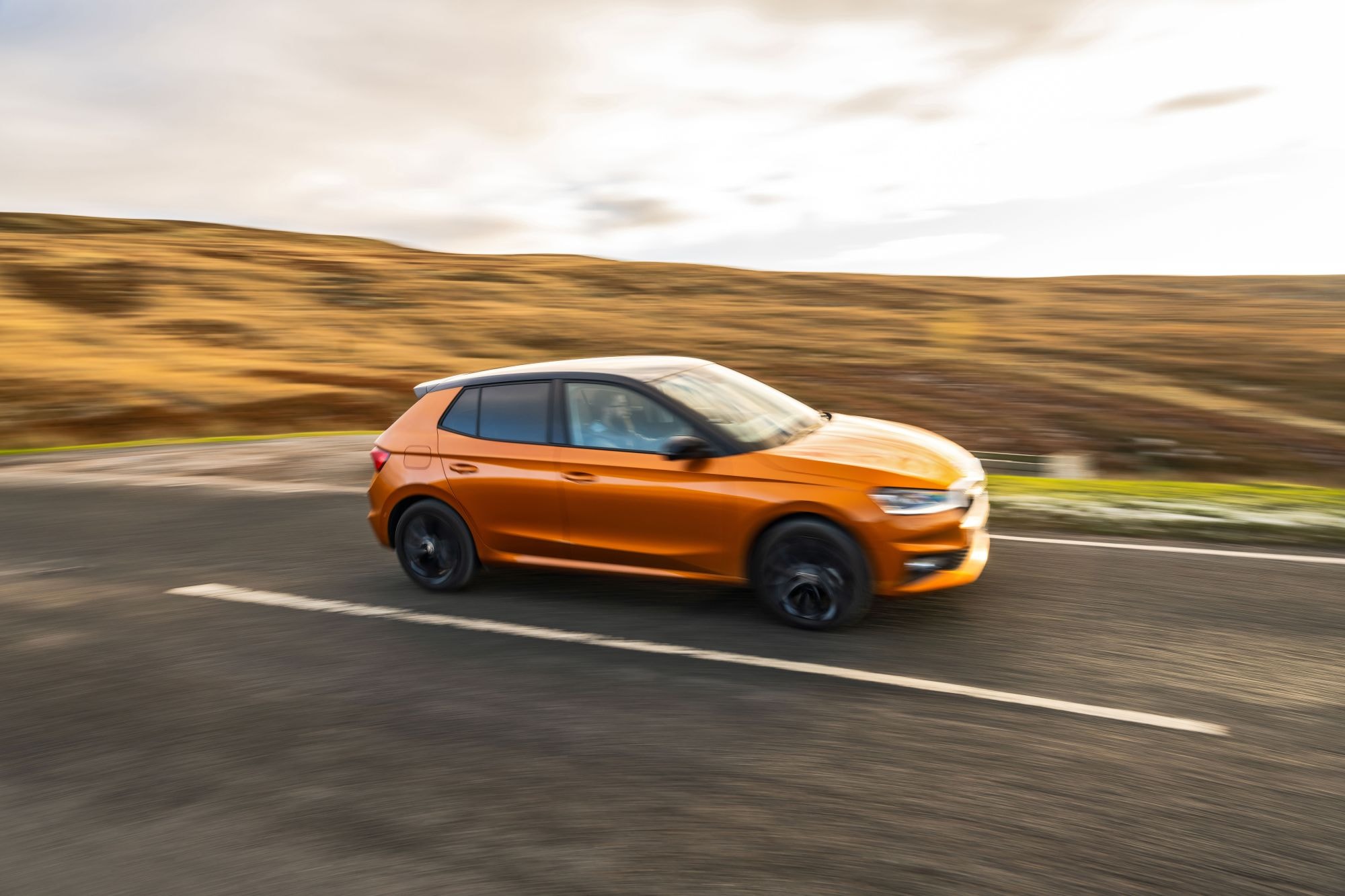 Acción del Skoda Fabia mientras navega por caminos rurales, resaltando su agilidad.