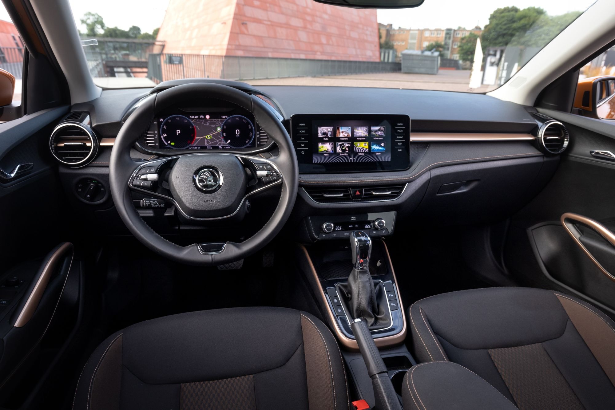 Vista trasera del Skoda Fabia, mostrando líneas elegantes y modernas.