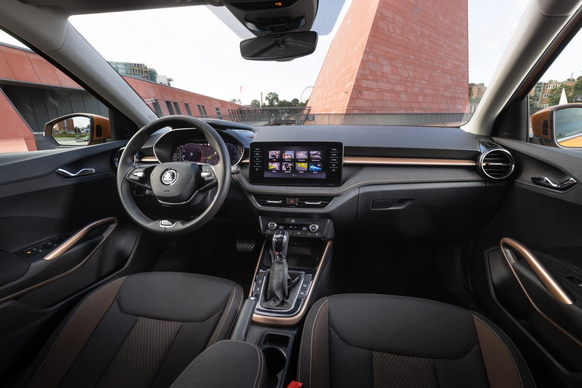 Volante del Skoda Fabia con controles de navegación y multimedia.