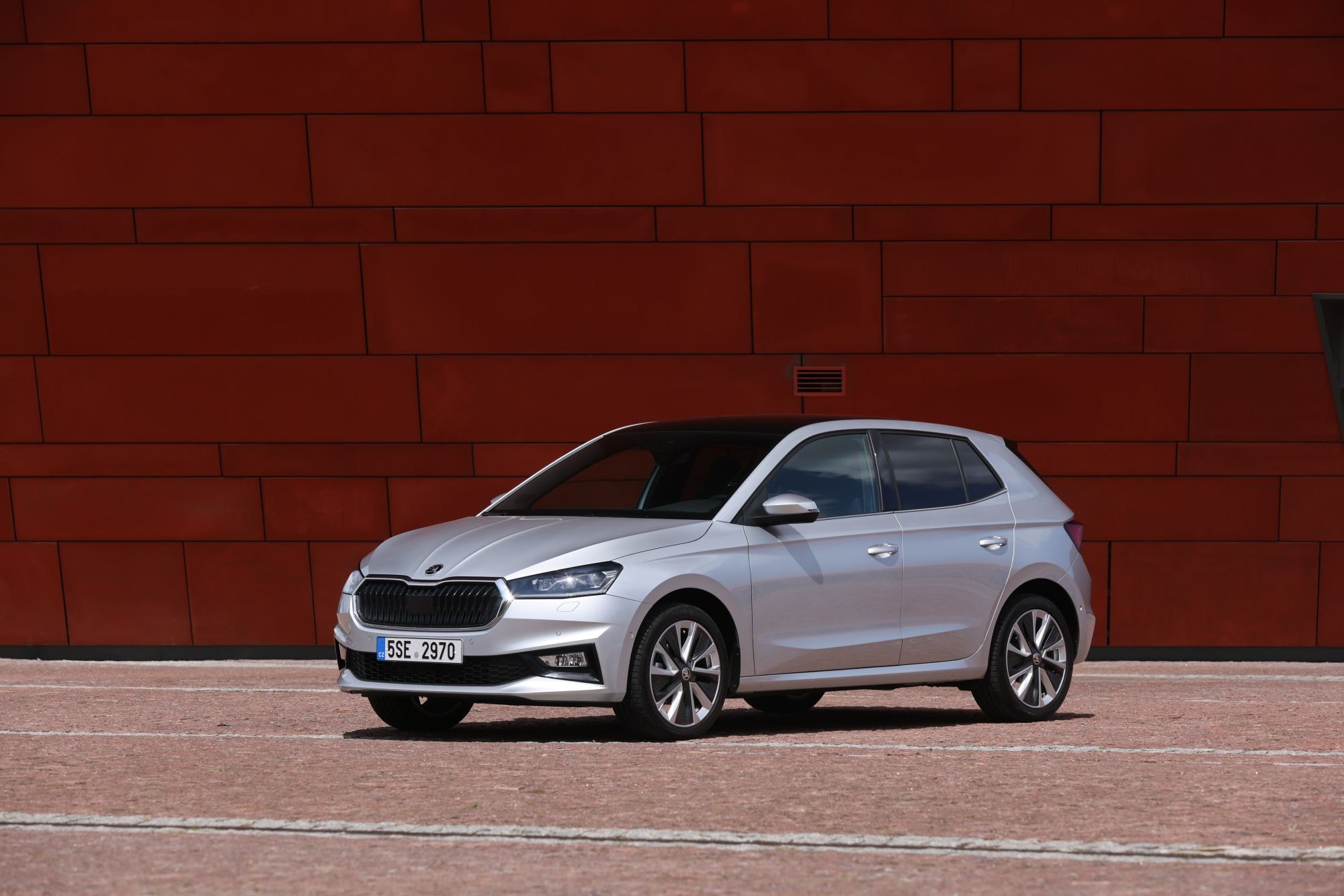 Vista trasera del Skoda Fabia, elegancia y estilo contemporáneo.