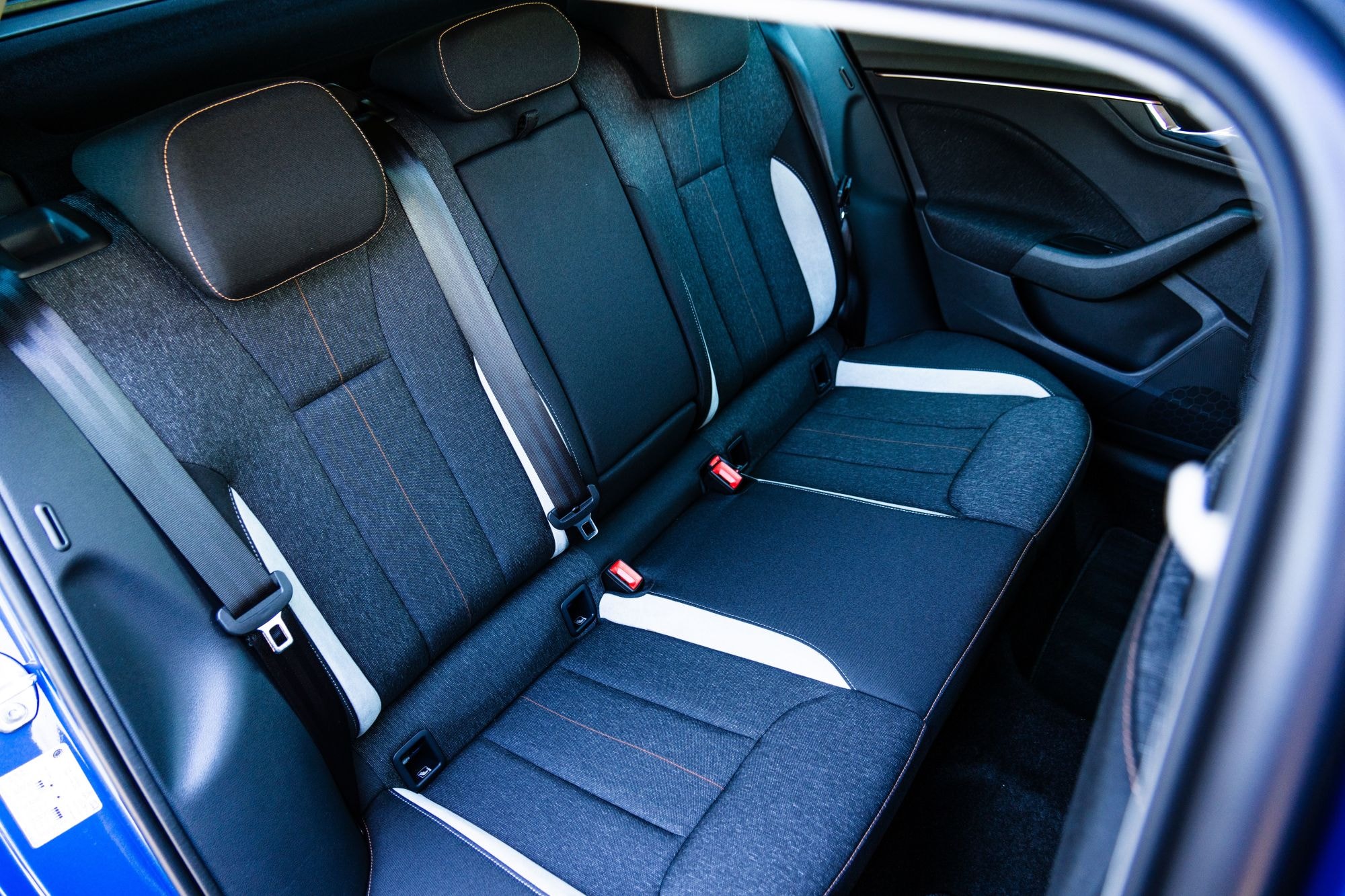 Cuadro de instrumentación digital que muestra información esencial.