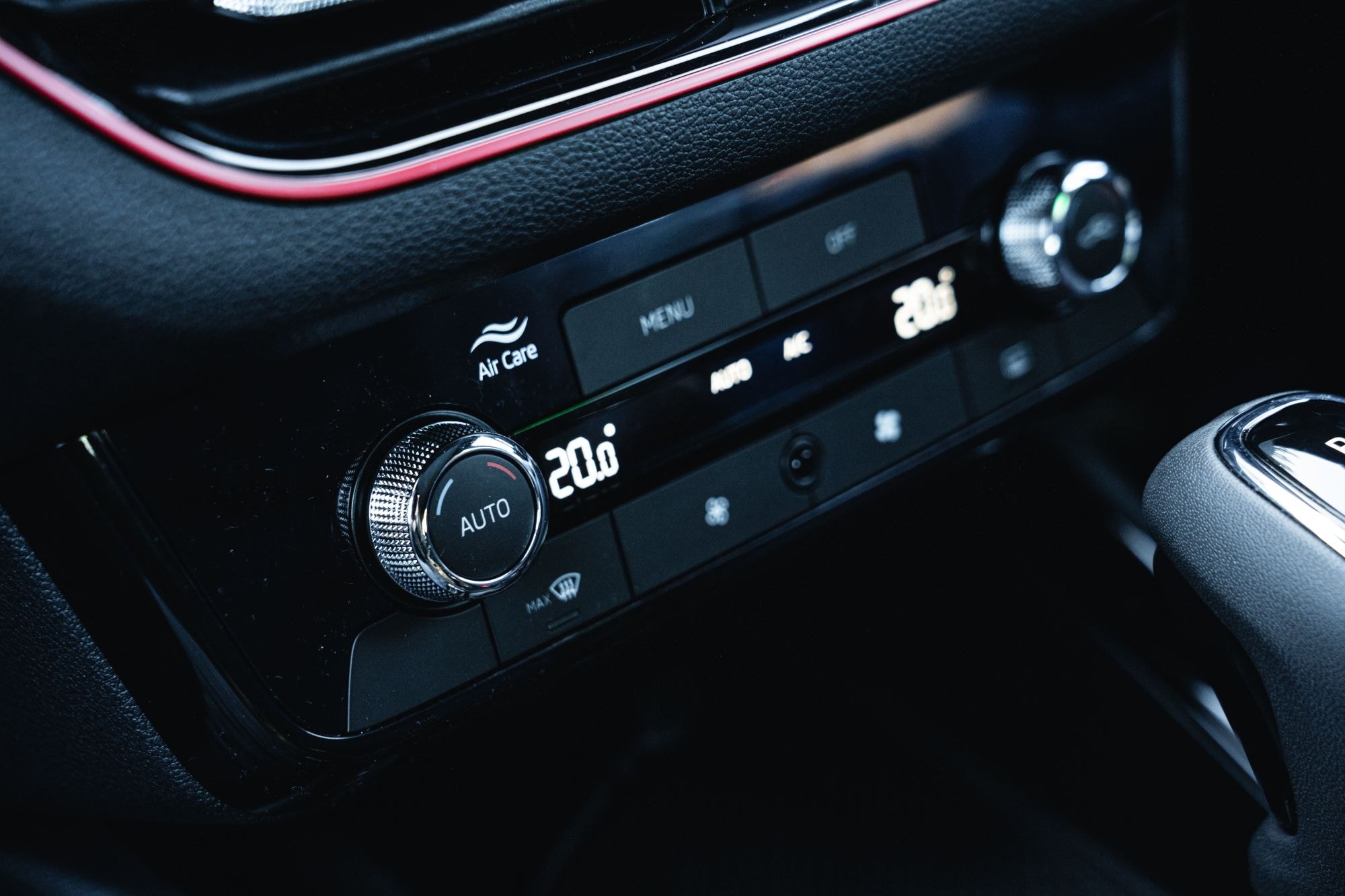 Controles de ventanas y retrovisores en la puerta del Kamiq.