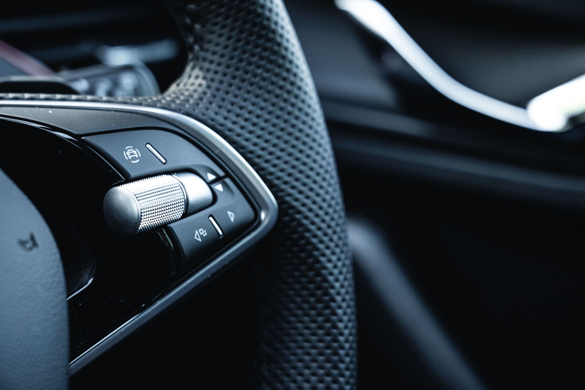 Controles multimedia y de asistencia al conductor en el volante.