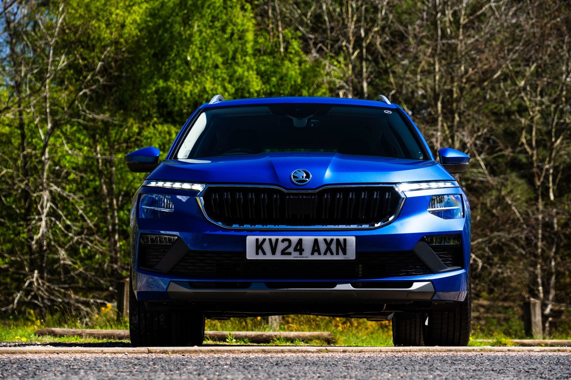 Faro frontal LED que ofrece una iluminación excepcional.