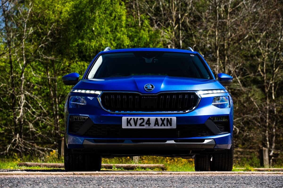 Faro frontal LED que ofrece una iluminación excepcional. Faro frontal LED que ofrece una iluminación excepcional.