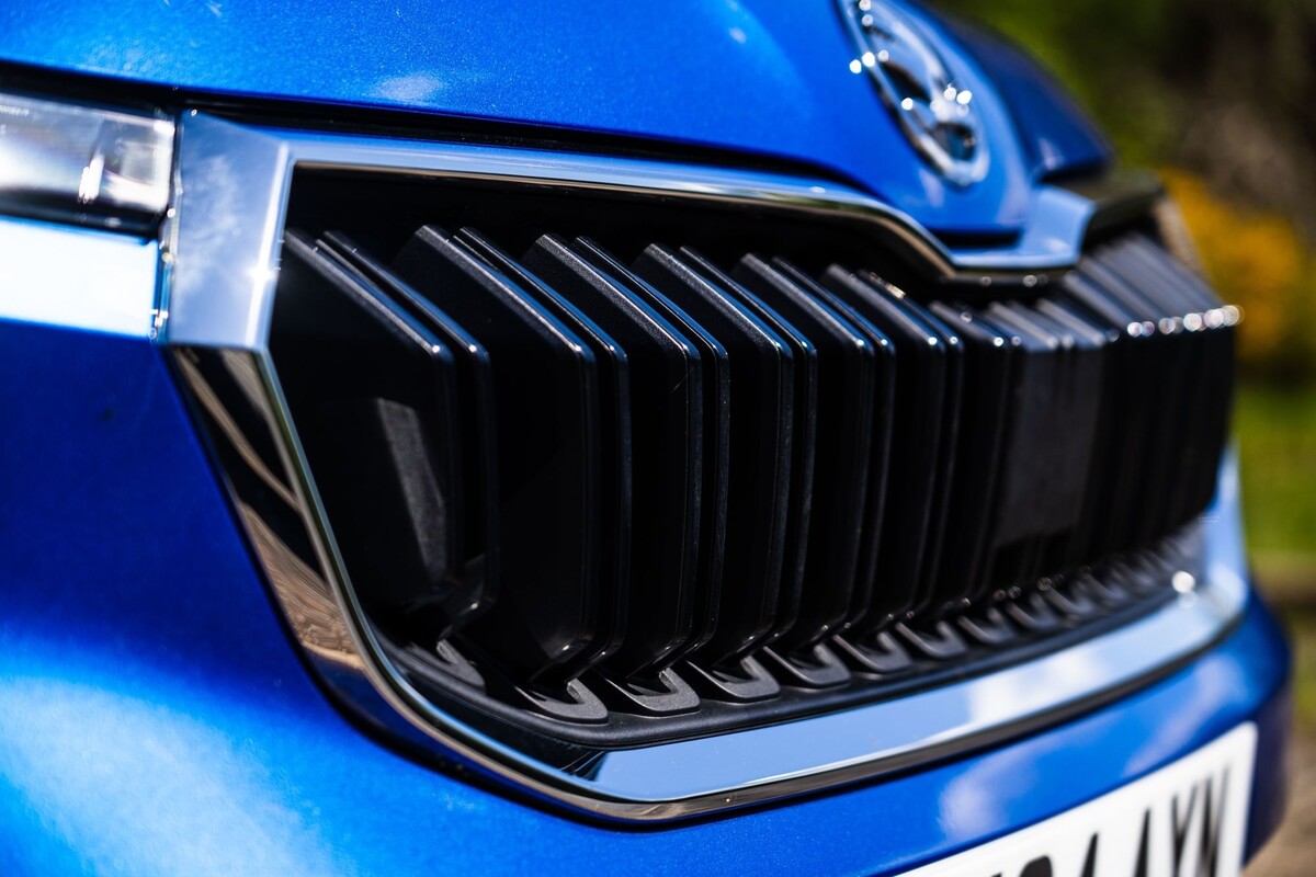 Luz trasera estilizada del Skoda Kamiq. Luz trasera estilizada del Skoda Kamiq.