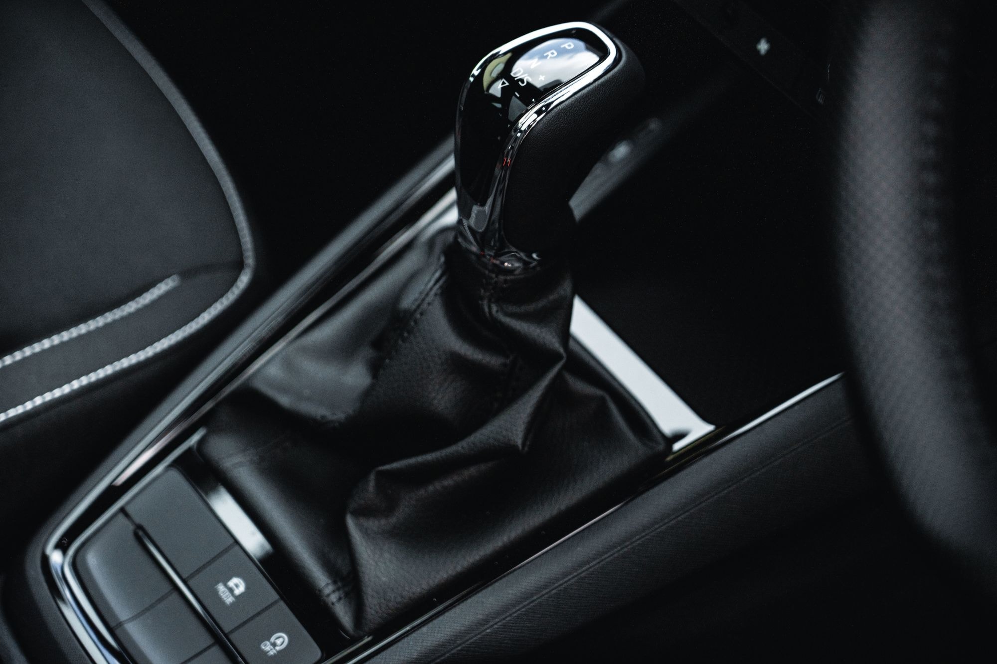 Volante del Skoda Kamiq con insignia Monte Carlo, un toque de lujo.