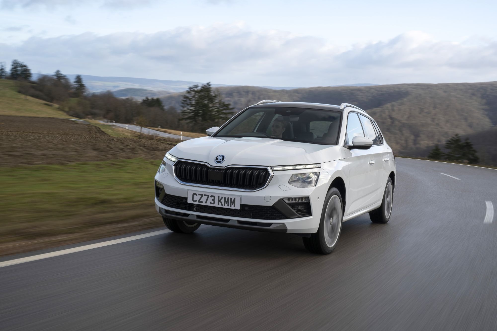 El Skoda Kamiq en un entorno paisajístico, mostrando su diseño robusto.