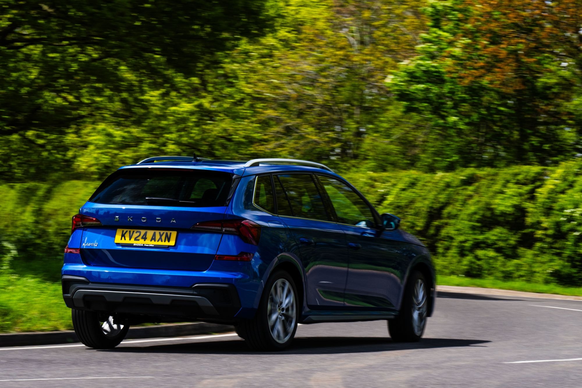 Vista frontal imponente del Skoda Kamiq en un entorno natural.