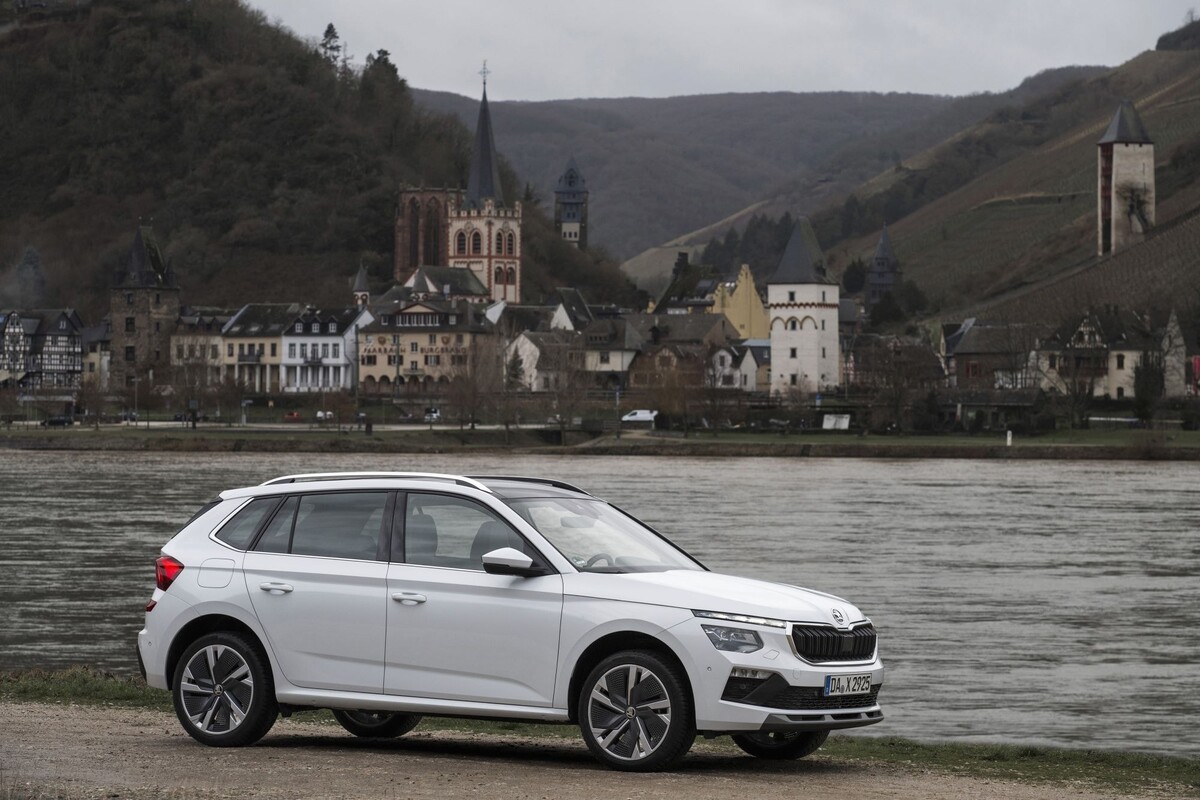 Vista del interior del Skoda Kamiq, destacando sus asientos y tecnología. Vista del interior del Skoda Kamiq, destacando sus asientos y tecnología.