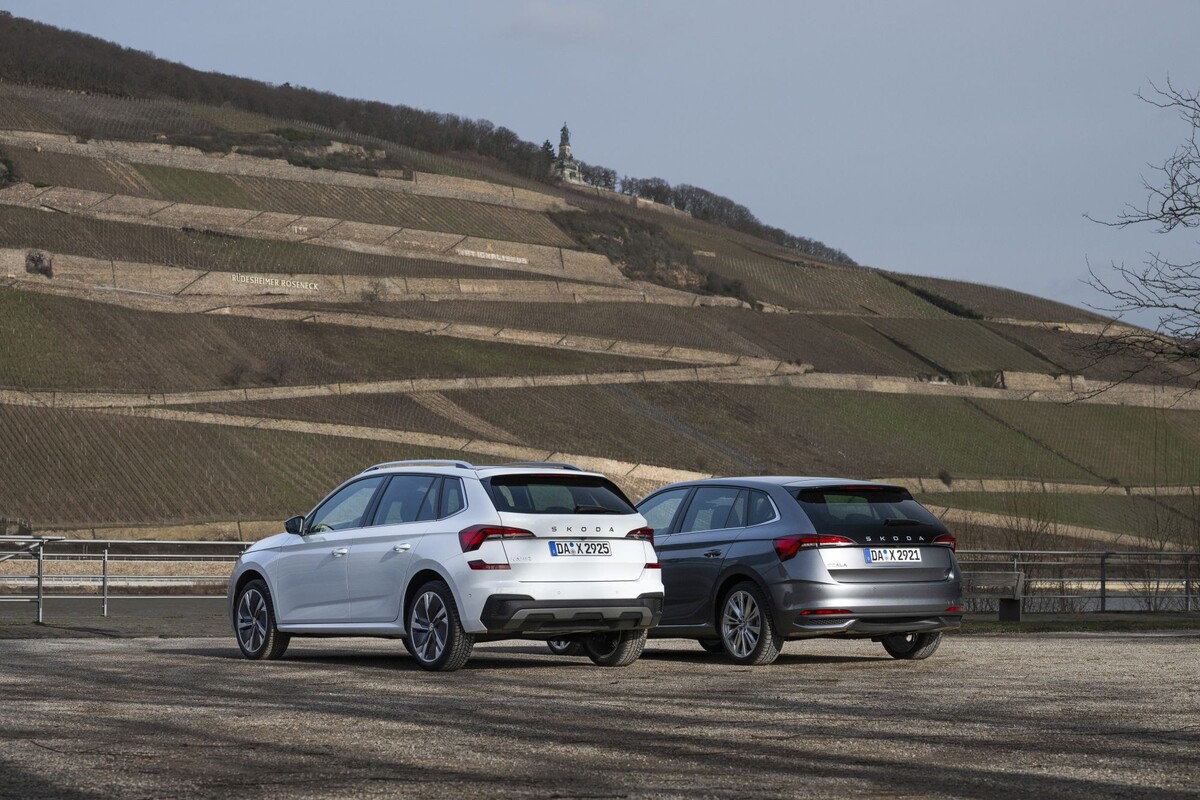 Skoda Kamiq en movimiento por una carretera boscosa. Skoda Kamiq en movimiento por una carretera boscosa.