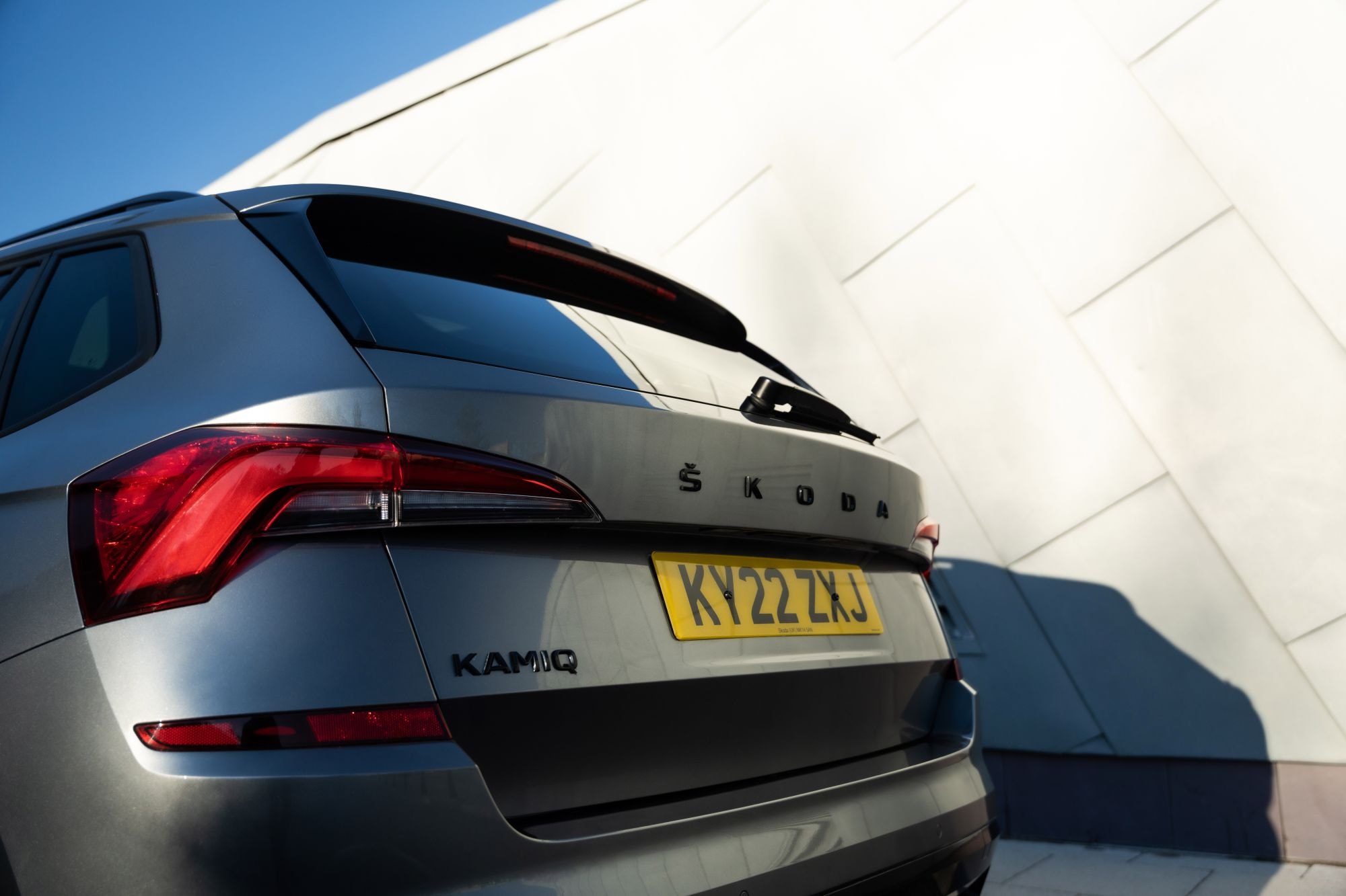 Comparativa entre dos modelos Skoda Kamiq en un entorno rural.