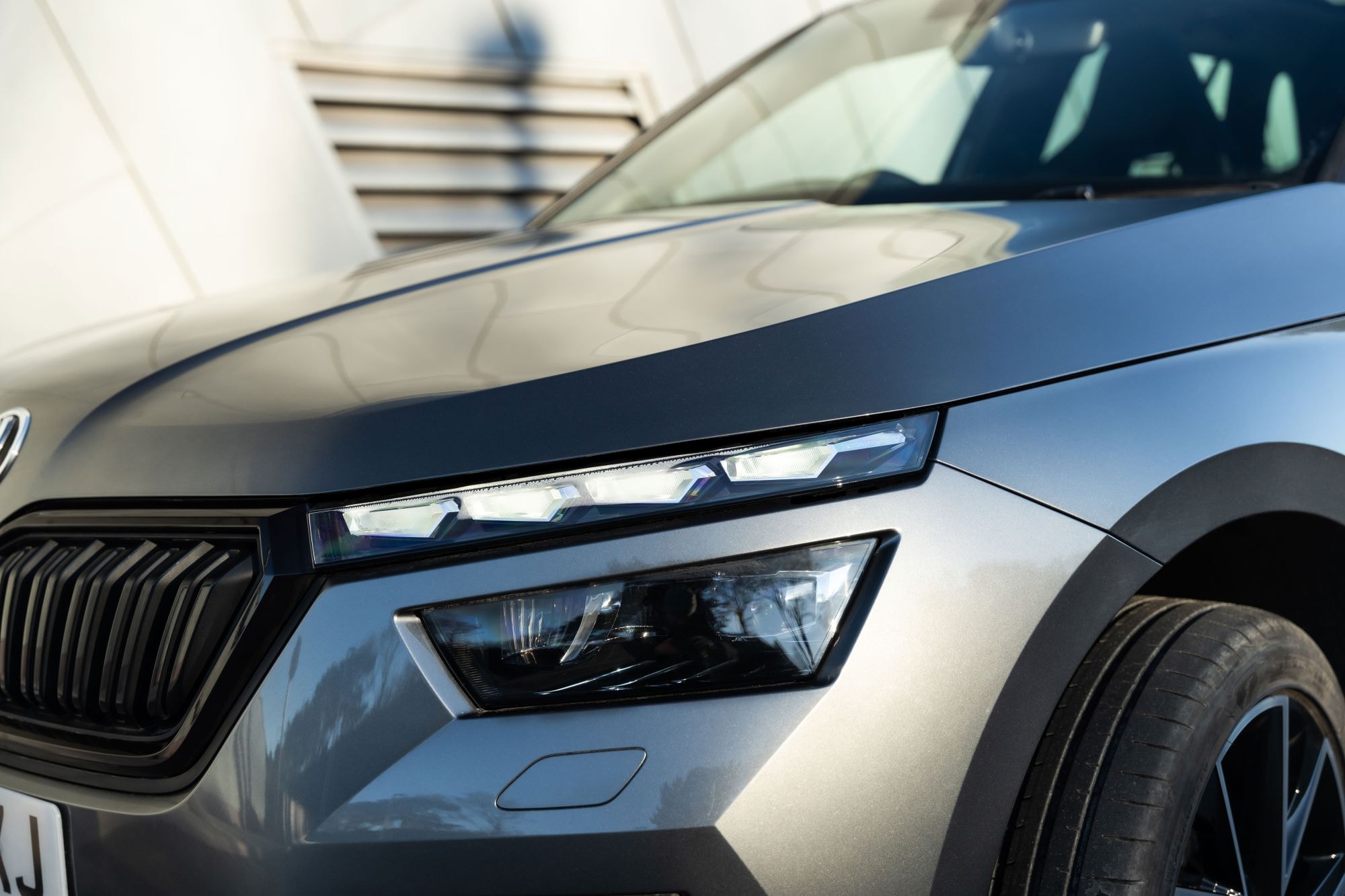 Skoda Kamiq estacionado junto a un hermoso paisaje fluvial.