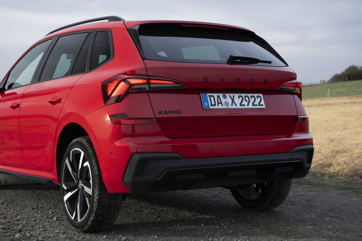 El Skoda Kamiq avanza con elegancia por un paisaje montañoso. El Skoda Kamiq avanza con elegancia por un paisaje montañoso.