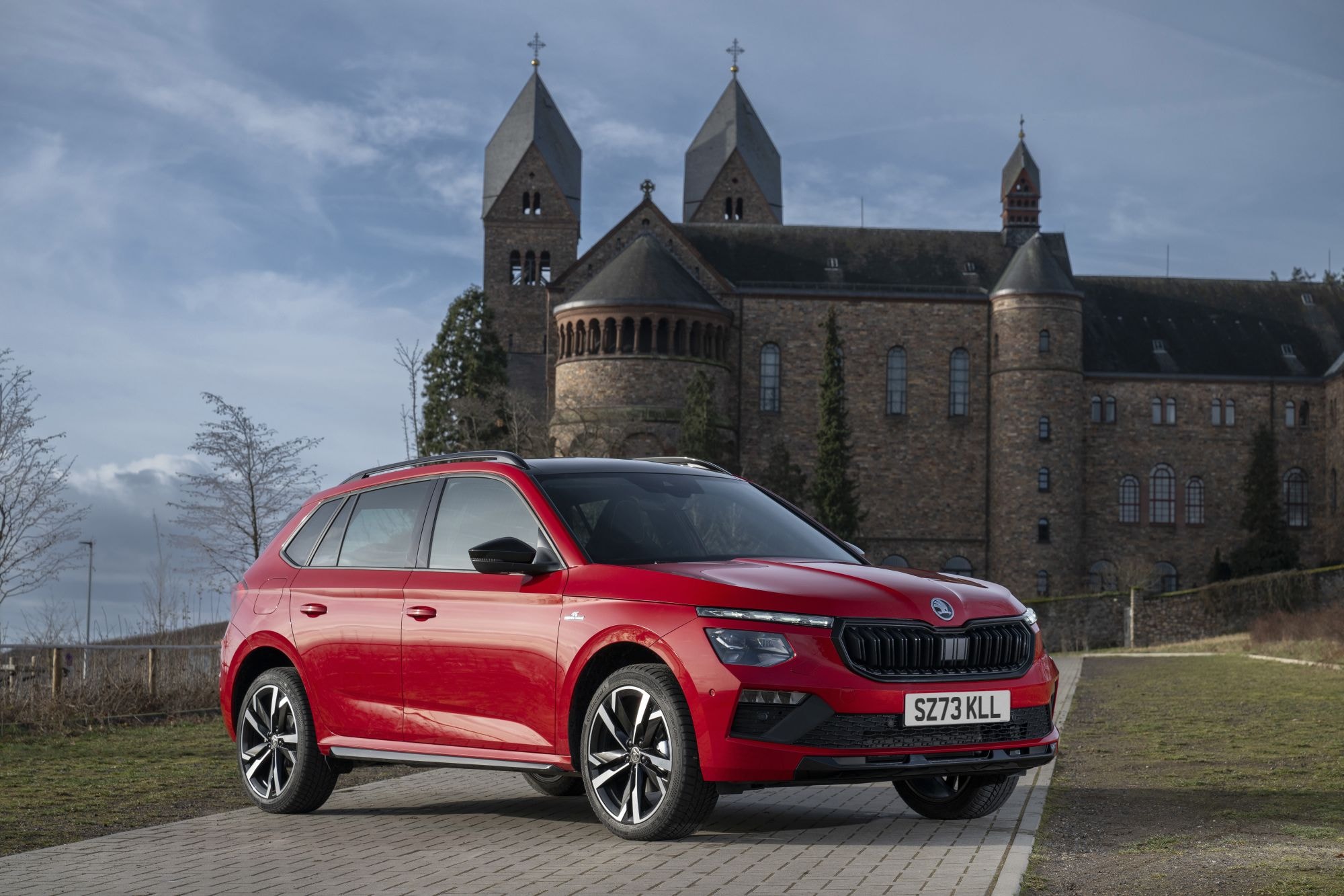 Detalle del faro del Skoda Kamiq, evidenciando tecnología avanzada.