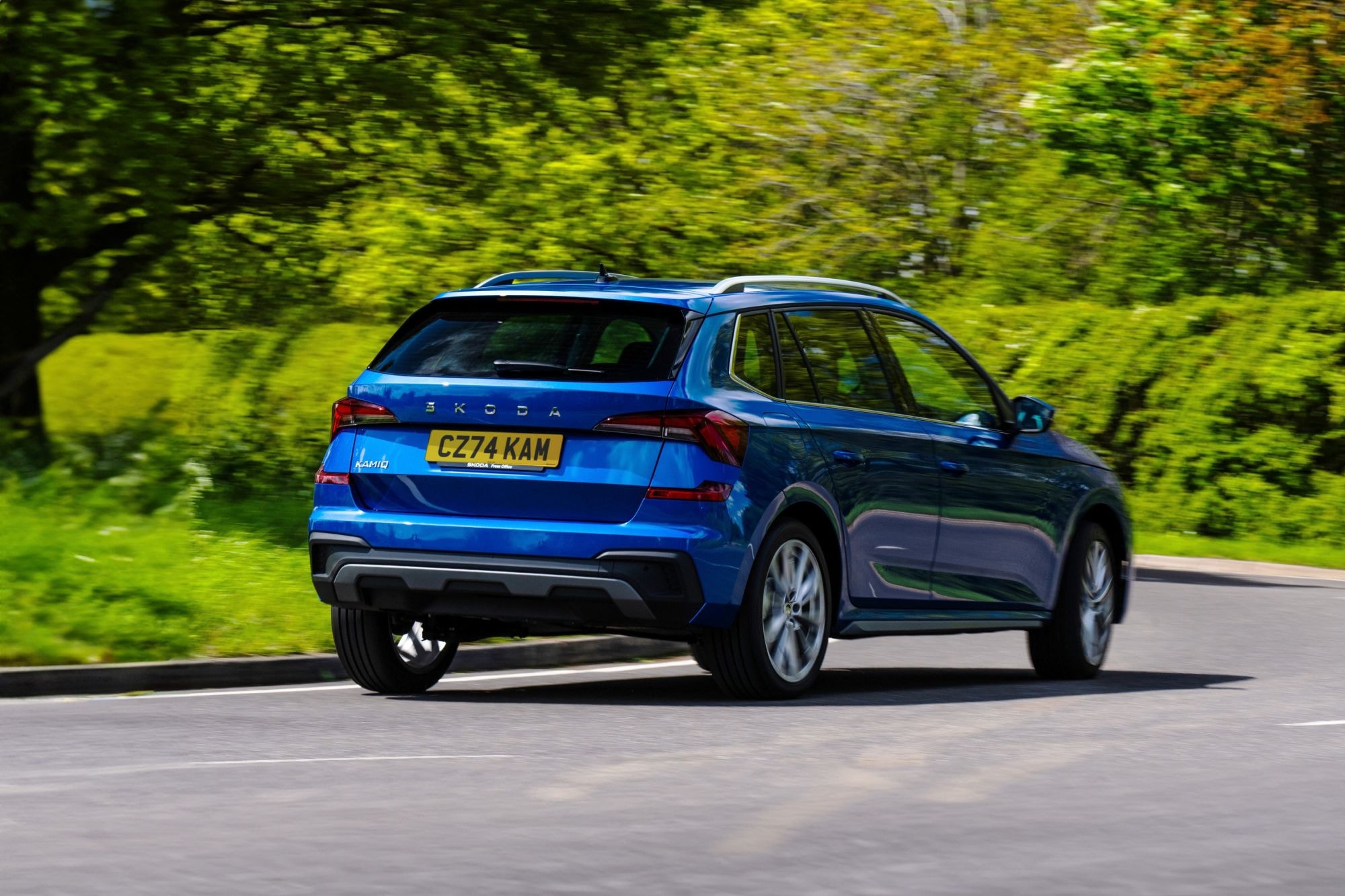 El Skoda Kamiq circulando por una carretera, resaltando su perfil aerodinámico.