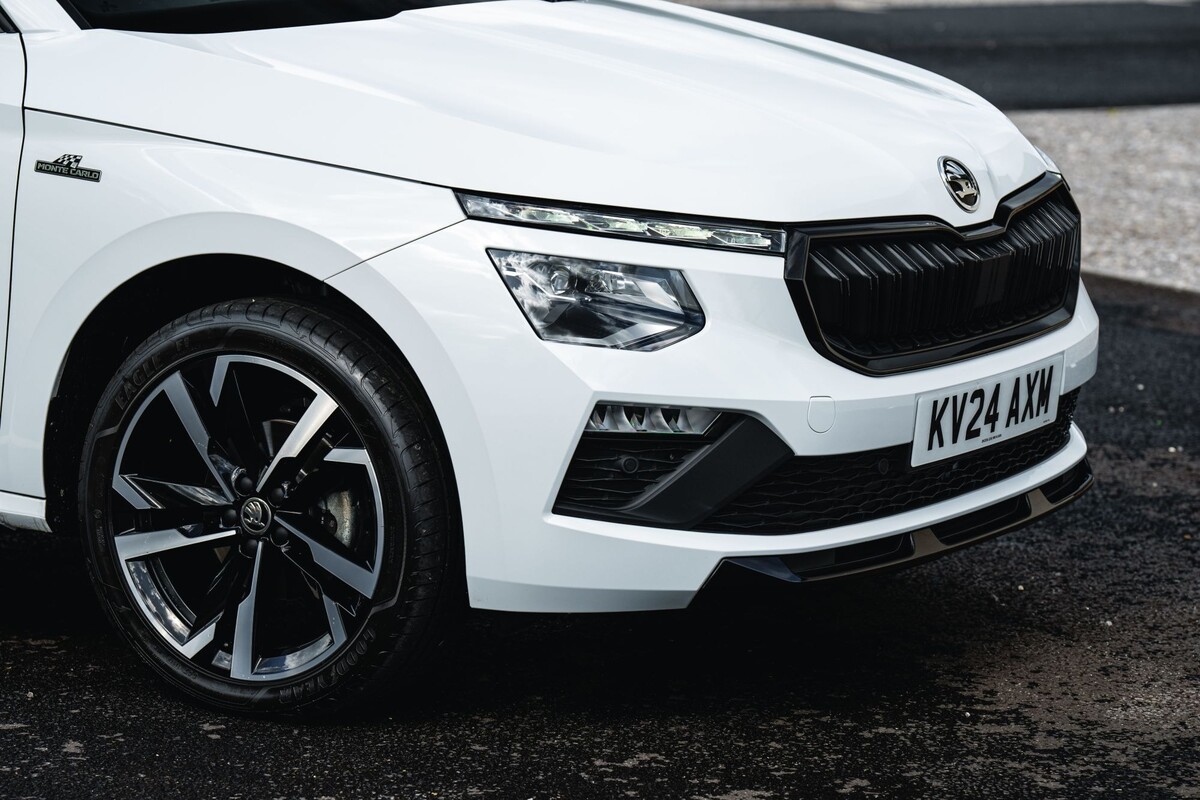 Vista delantera y lateral que resalta el diseño agresivo y moderno. Vista delantera y lateral que resalta el diseño agresivo y moderno.