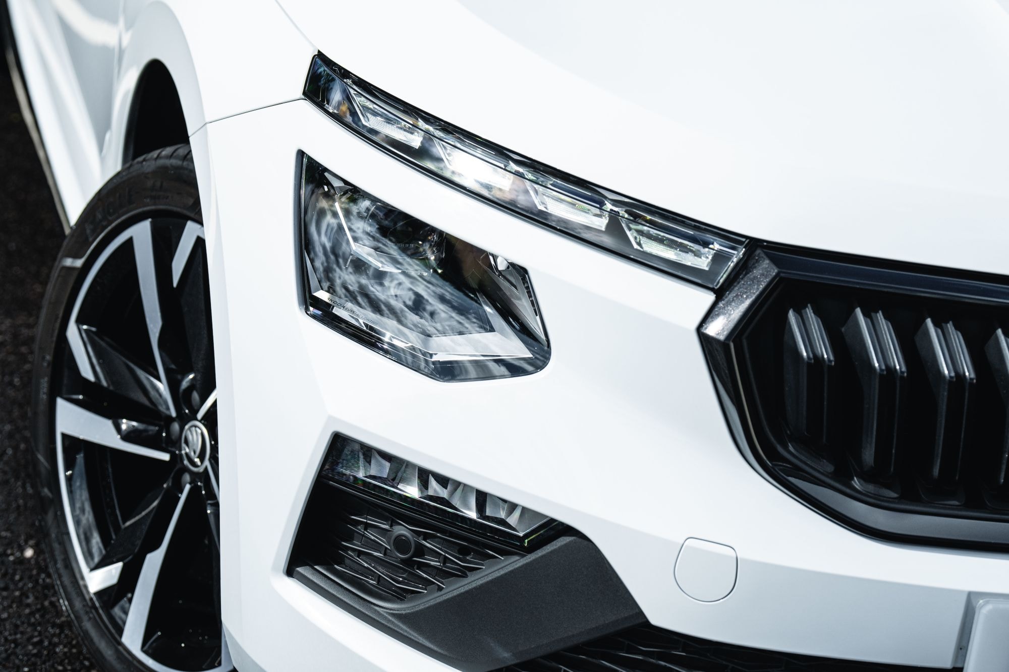 Perspectiva frontal que destaca la parrilla distintiva del modelo.