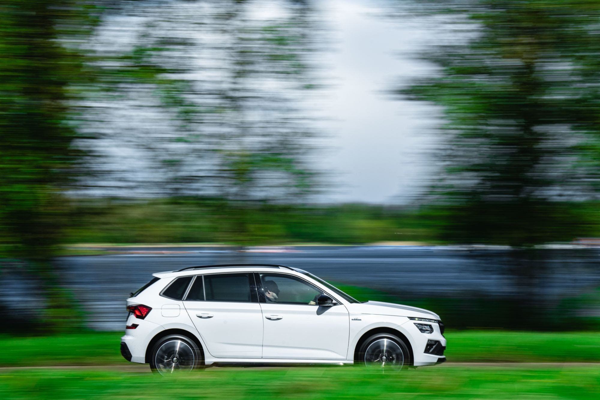 El Kamiq en movimiento, enfatizando su agilidad en carretera.