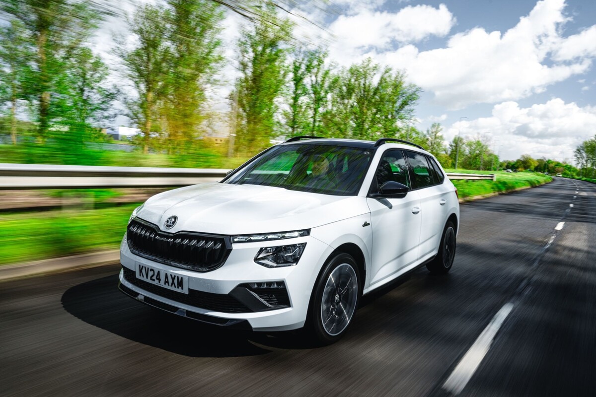 Enfoque en la rueda y diseño lateral que combina estilo y funcionalidad. Enfoque en la rueda y diseño lateral que combina estilo y funcionalidad.