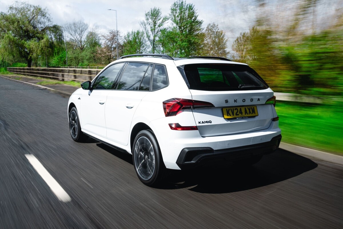 Panorámica lateral que muestra la elegancia y los acabados del Kamiq. Panorámica lateral que muestra la elegancia y los acabados del Kamiq.