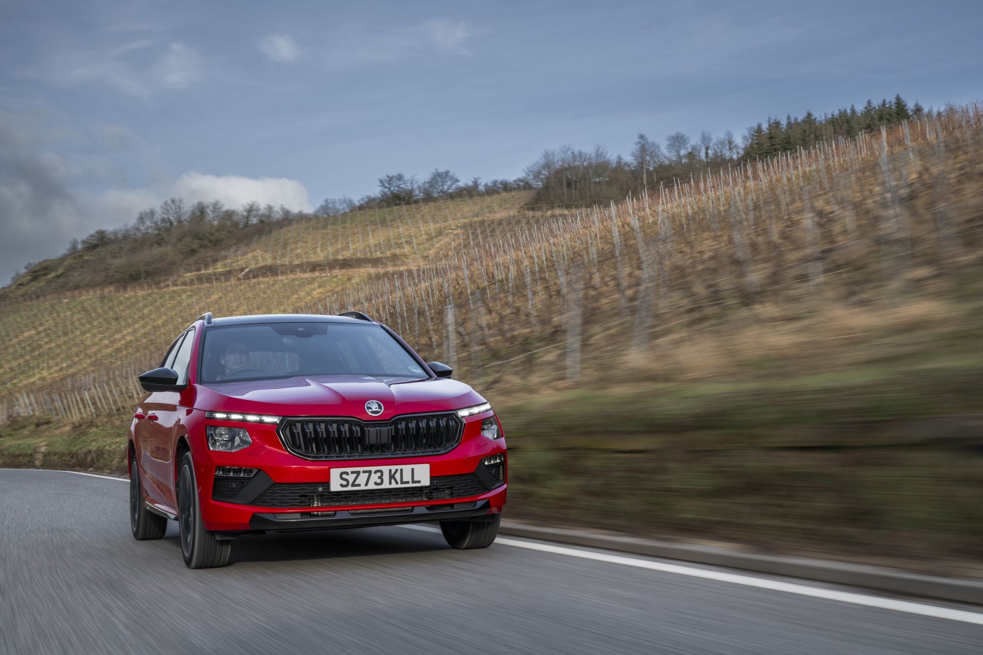 Frontal del Skoda Kamiq, mostrando su parrilla distintiva y faros LED.