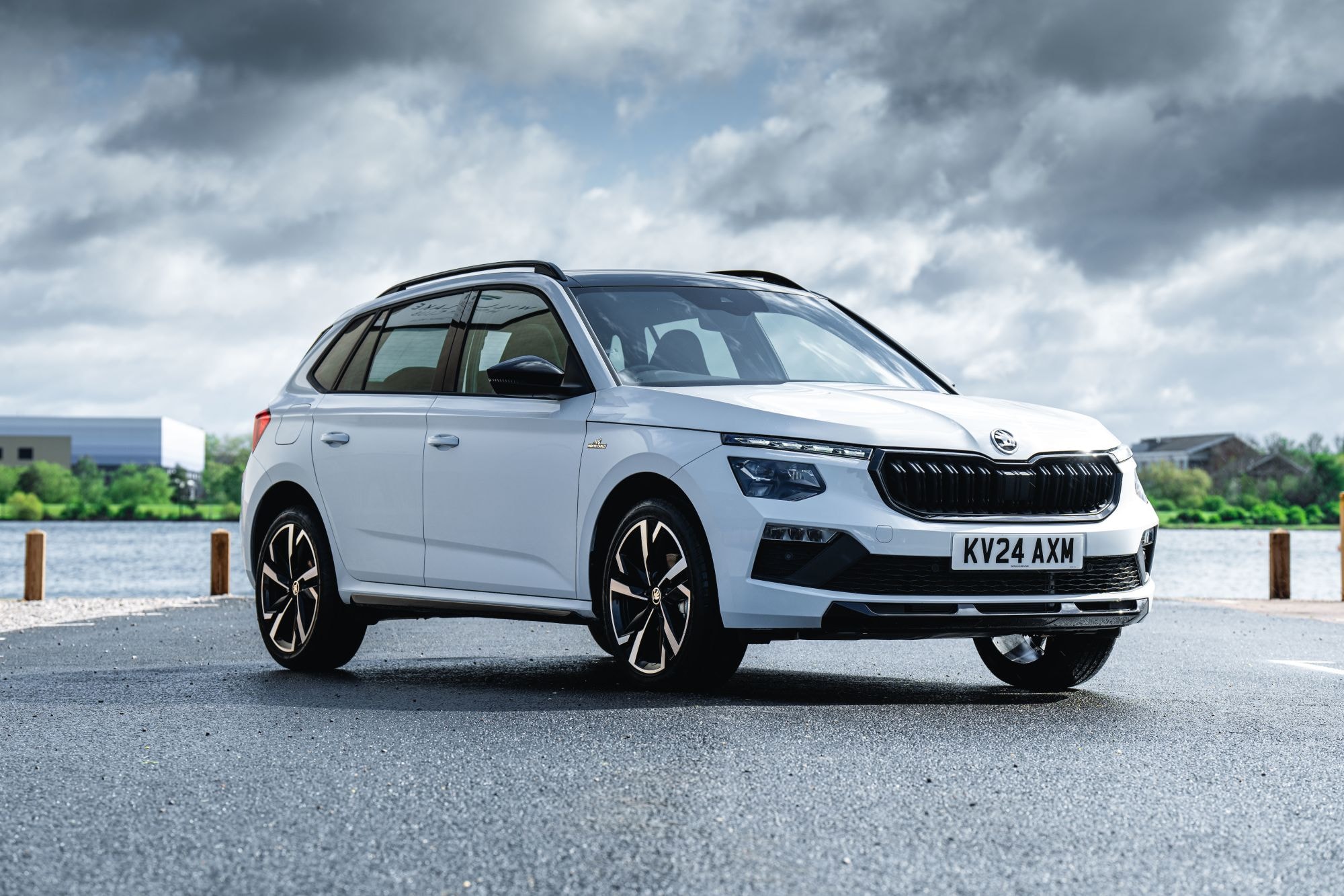 Frontal del Skoda Kamiq, impresionando con su parrilla y faros.