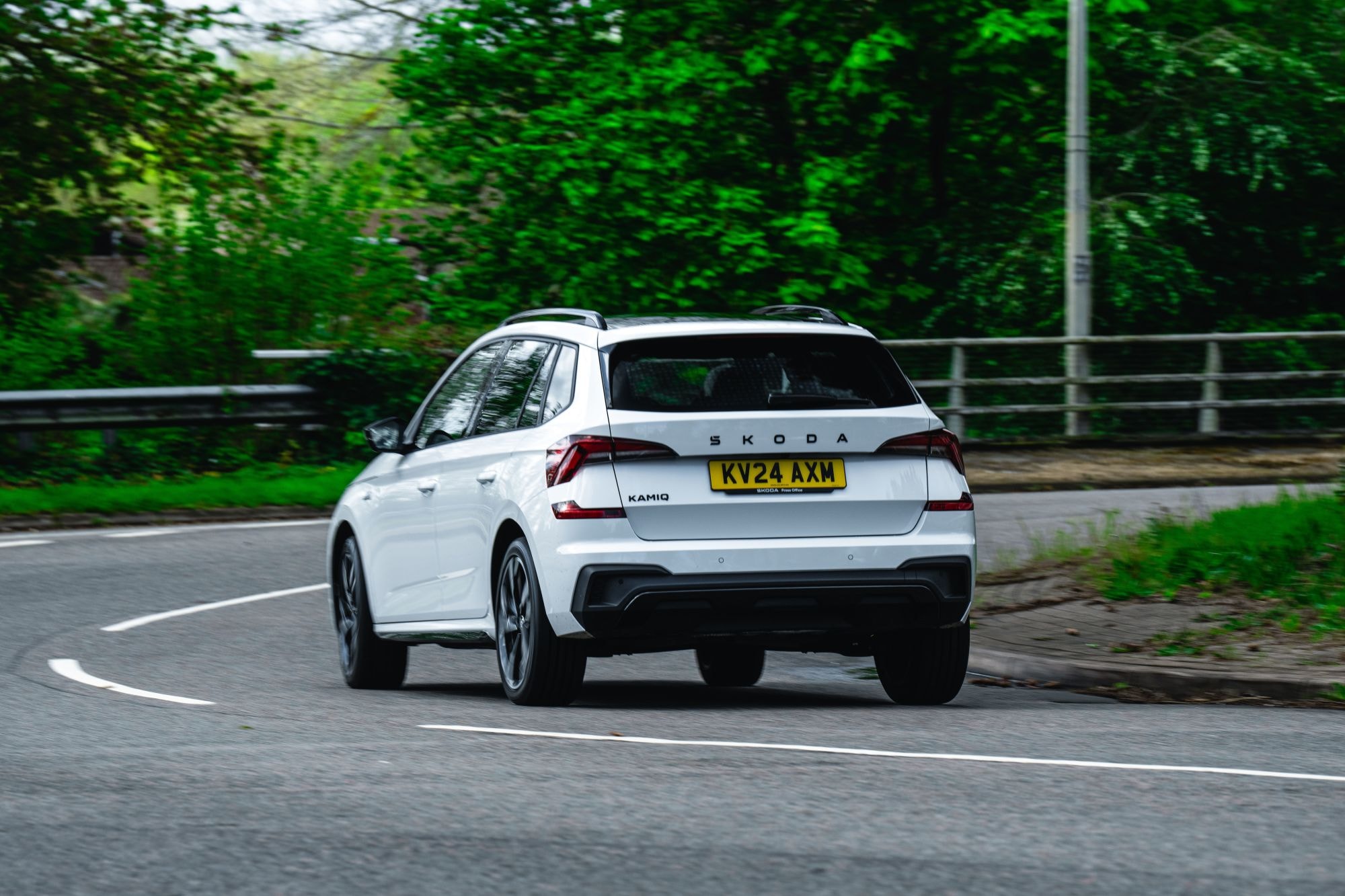 Vista frontal del Skoda Kamiq, destacando su diseño moderno y agresivo.