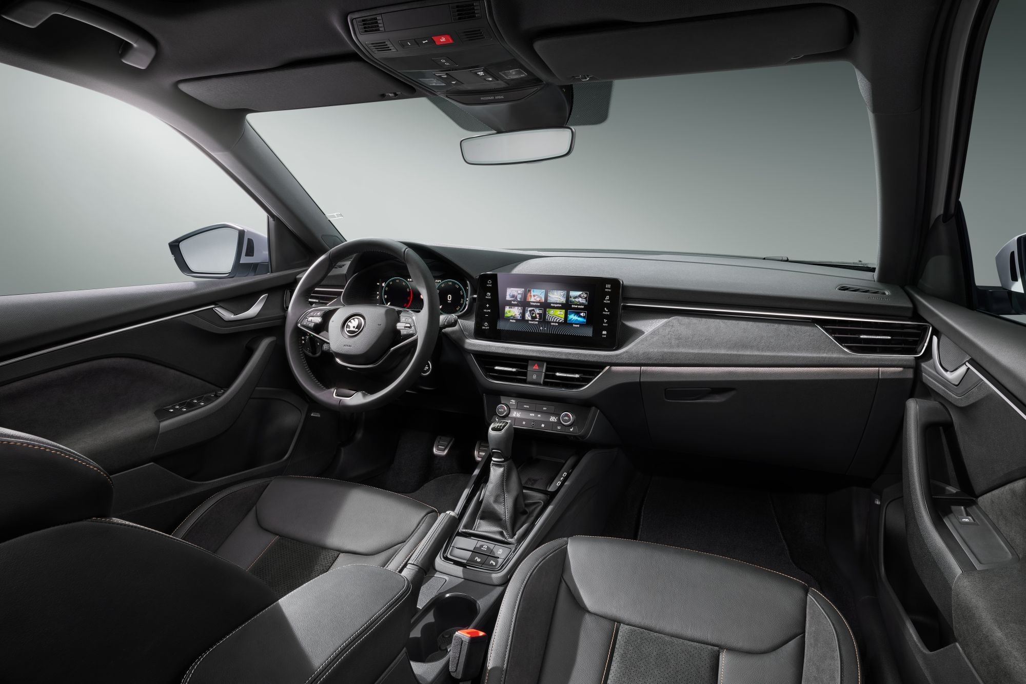 Frontal del Skoda Kamiq, destacando su diseño moderno y atractivo.