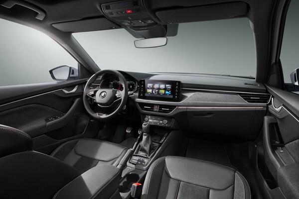 Frontal del Skoda Kamiq, destacando su diseño moderno y atractivo. Frontal del Skoda Kamiq, destacando su diseño moderno y atractivo.