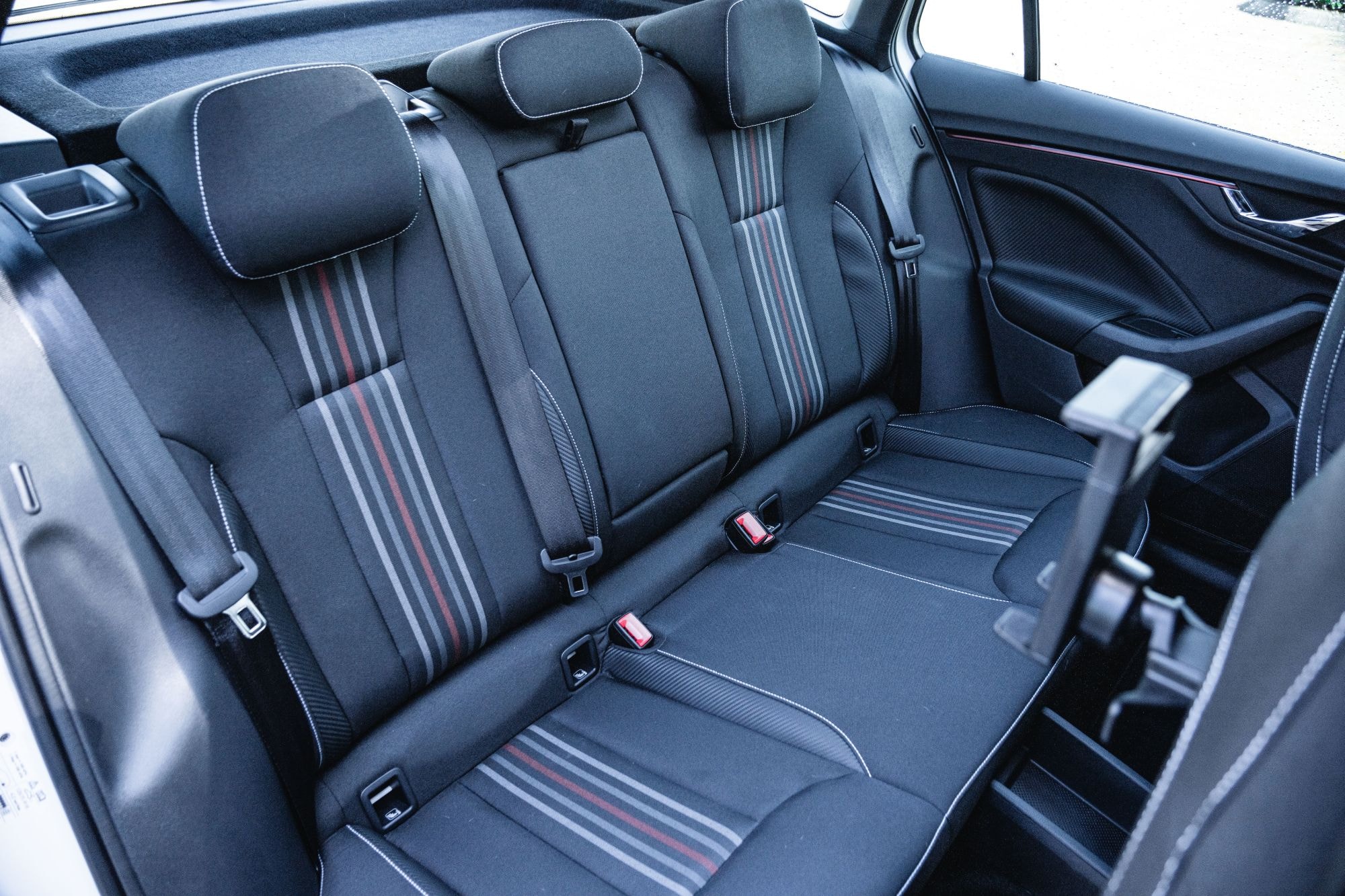 Vista frontal del Skoda Kamiq frente a un antiguo monasterio.