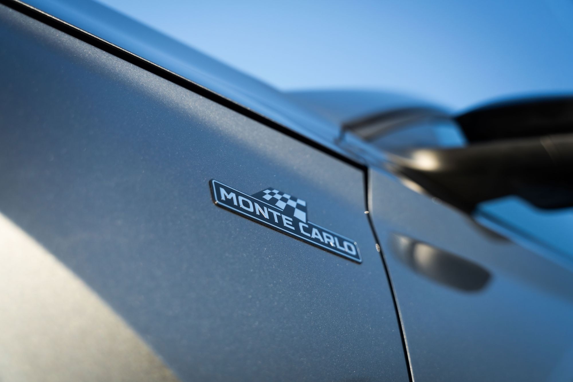 Primer plano de los faros del Skoda Kamiq, resaltando su diseño moderno.