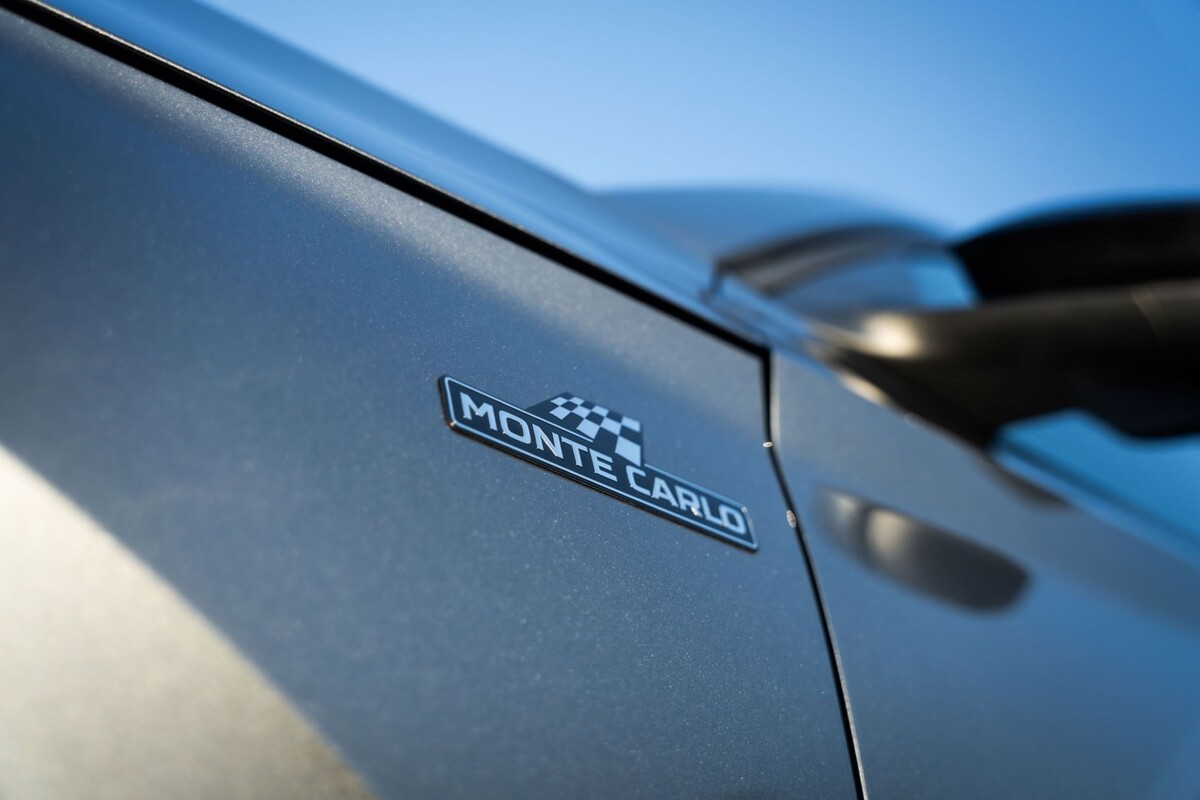 Primer plano de los faros del Skoda Kamiq, resaltando su diseño moderno. Primer plano de los faros del Skoda Kamiq, resaltando su diseño moderno.